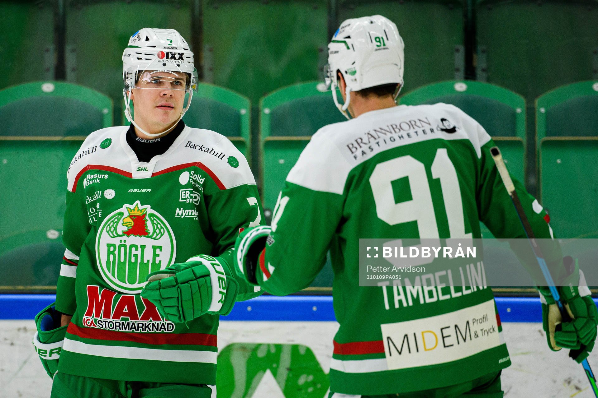 Rögles Erlend Lesund och Adam Tambellini jublar