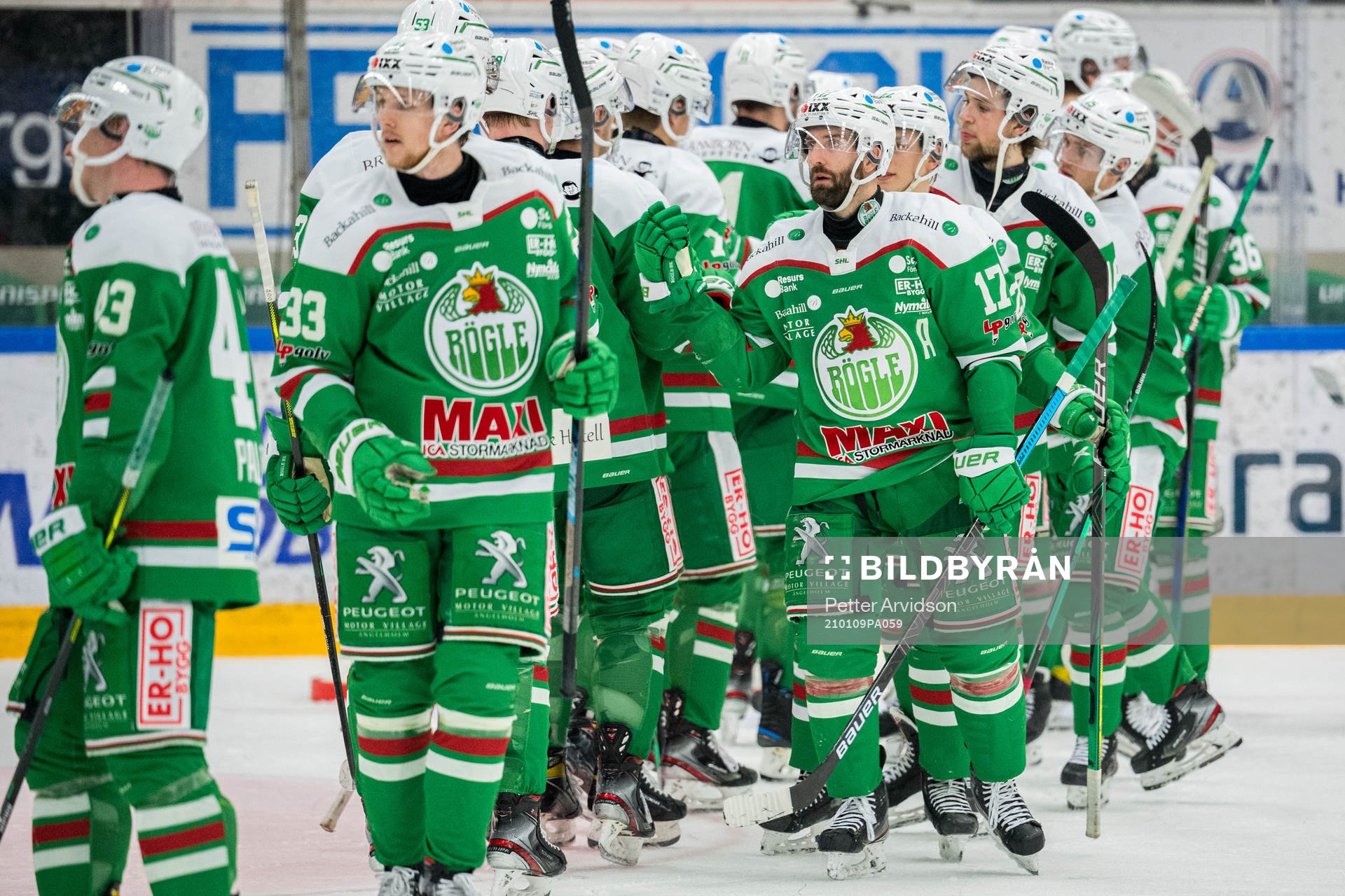Rögles Taylor Matson jublar med lagkamrater