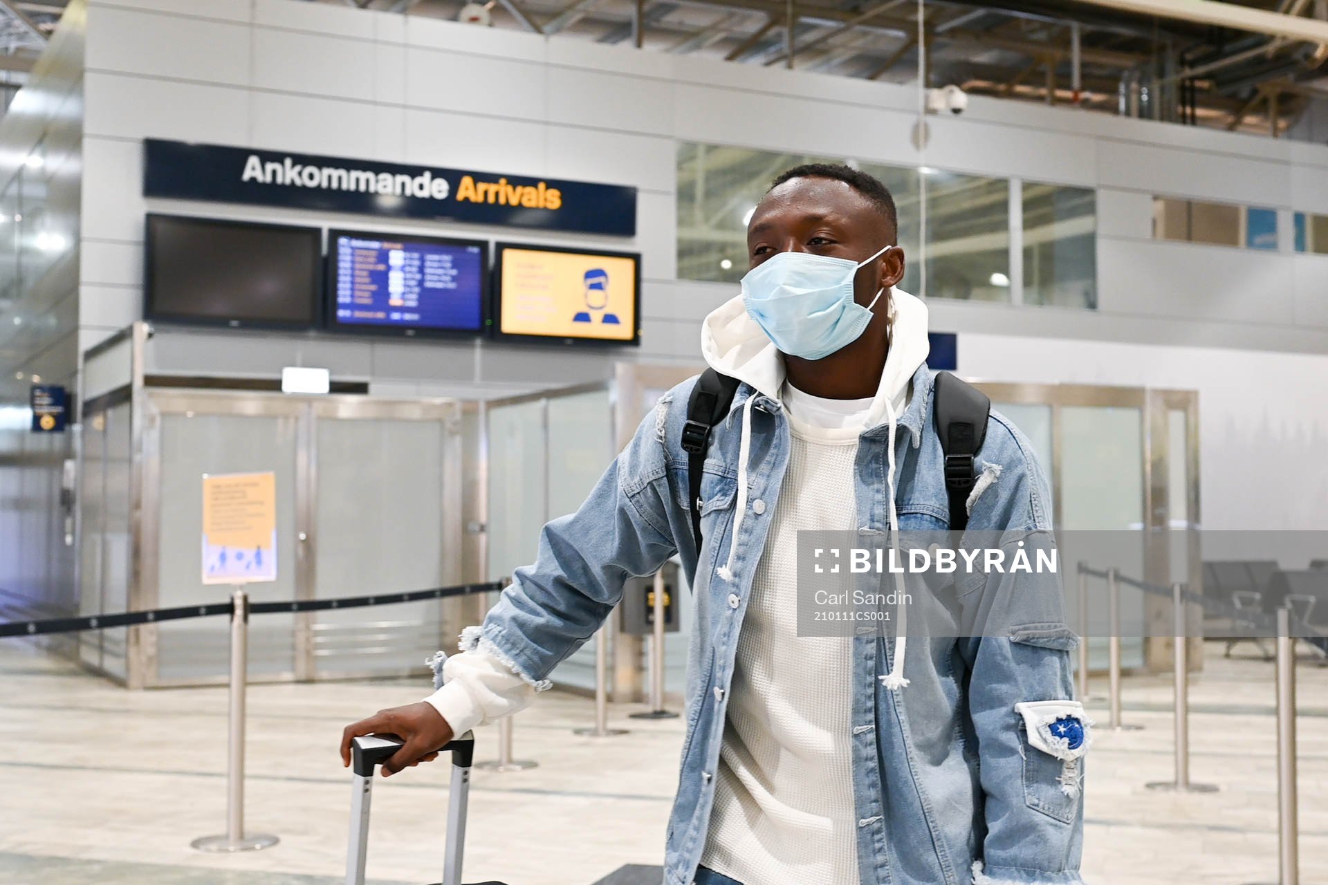 Häckens nyförvärv Benie Adama Traore i ankomsthallen på