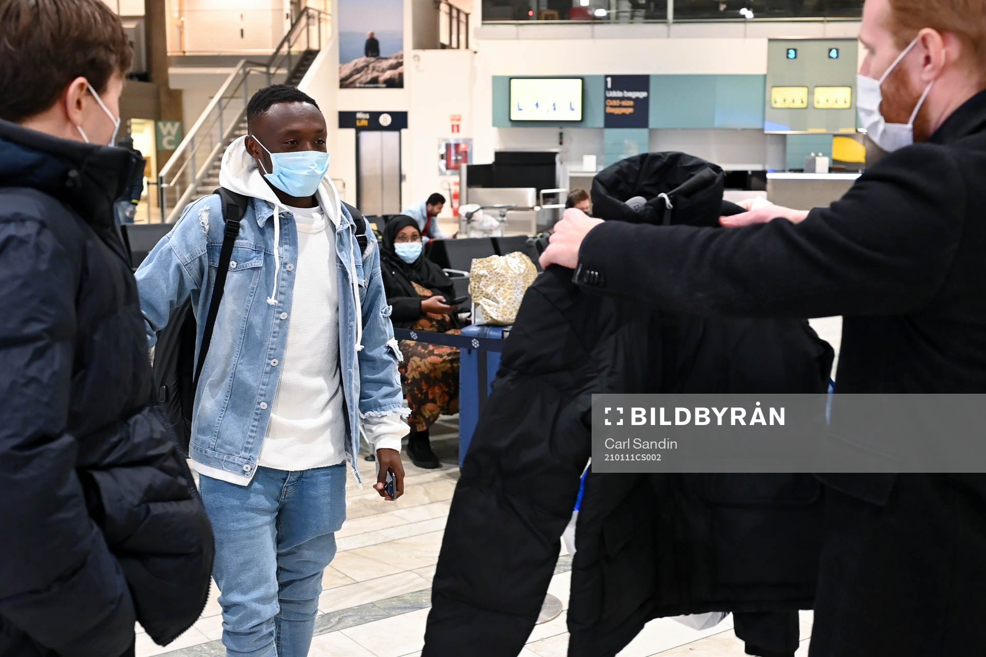 Häckens nyförvärv Benie Adama Traore får en jacka av
