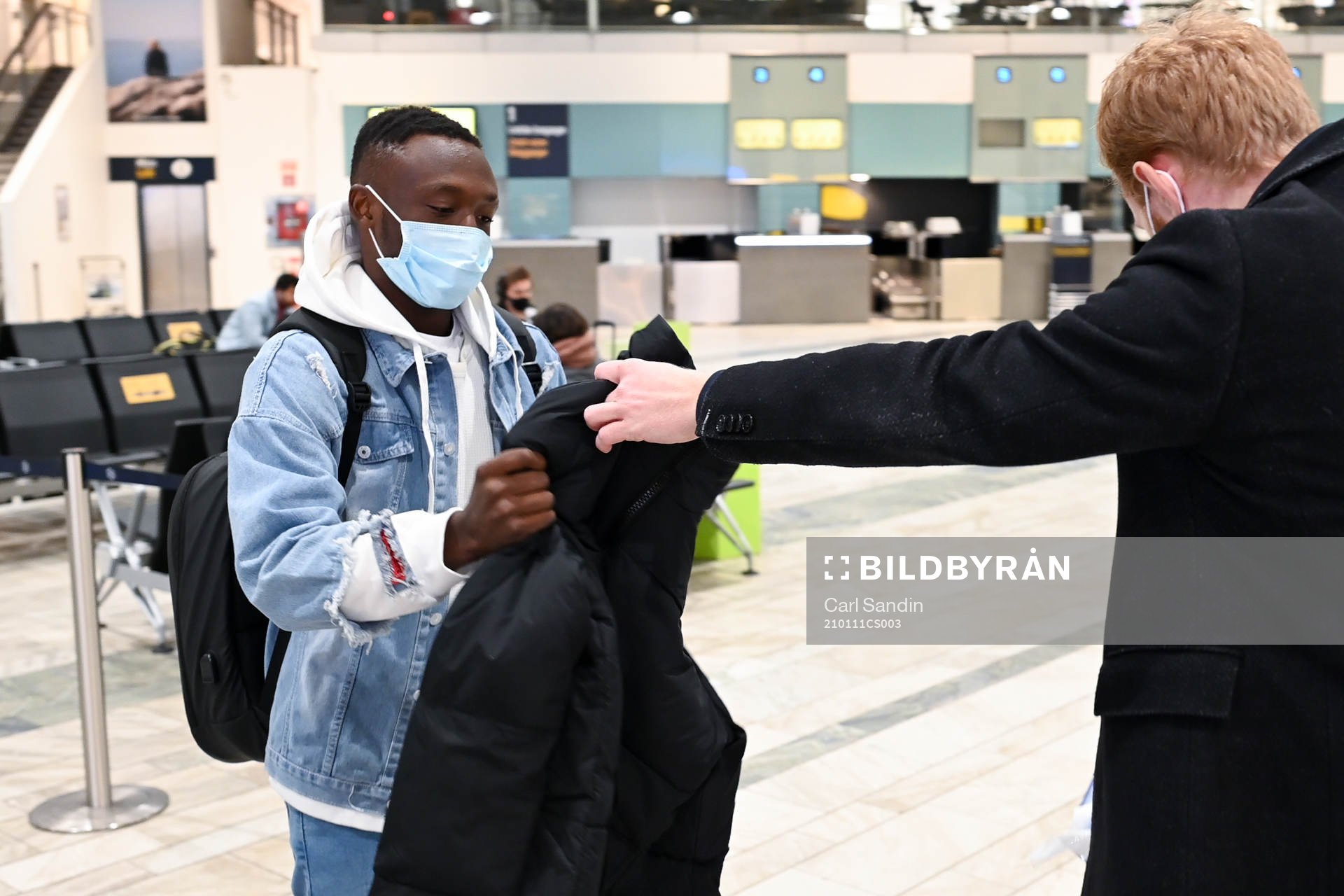 Häckens nyförvärv Benie Adama Traore får en jacka av