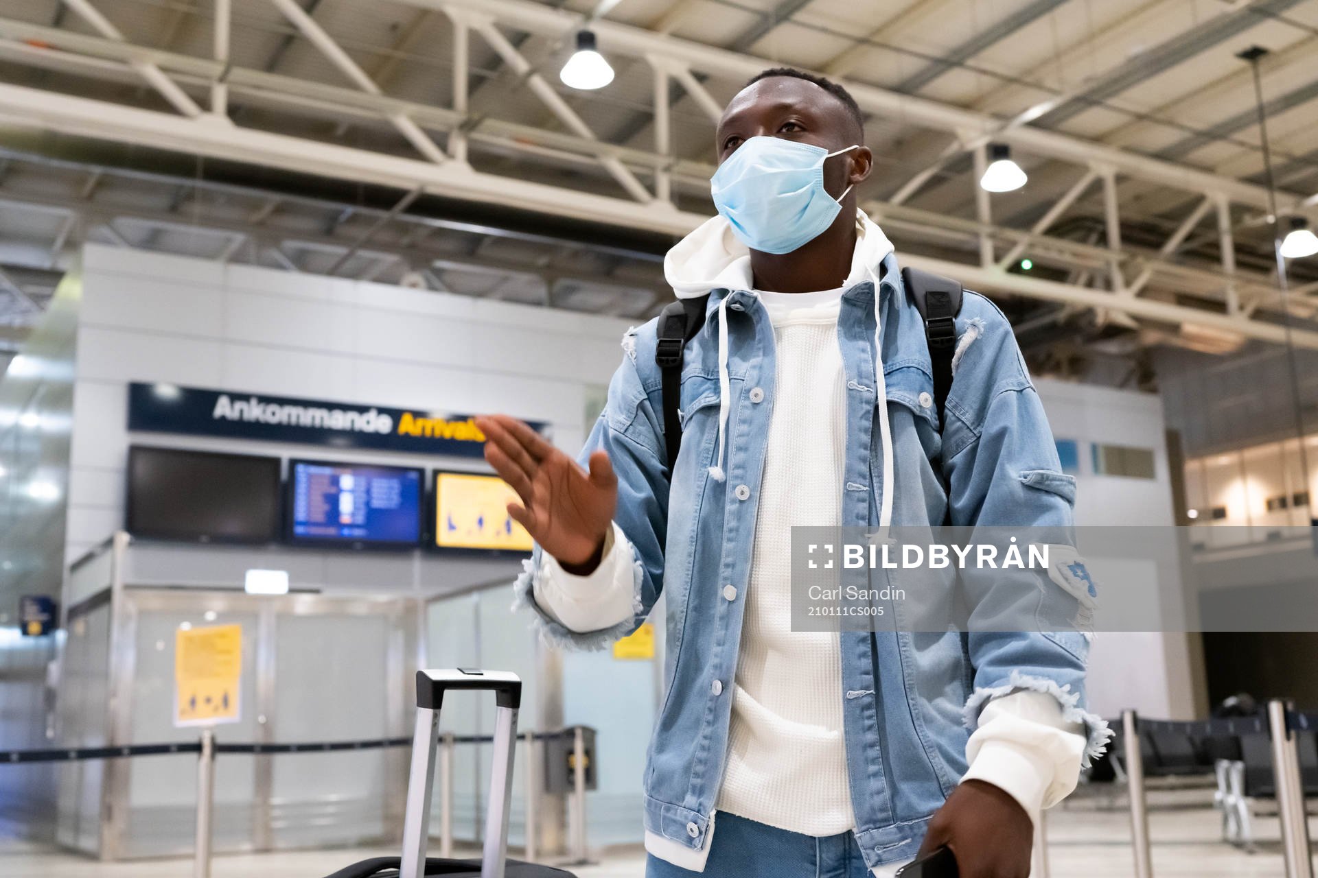 Häckens nyförvärv Benie Adama Traore i ankomsthallen på