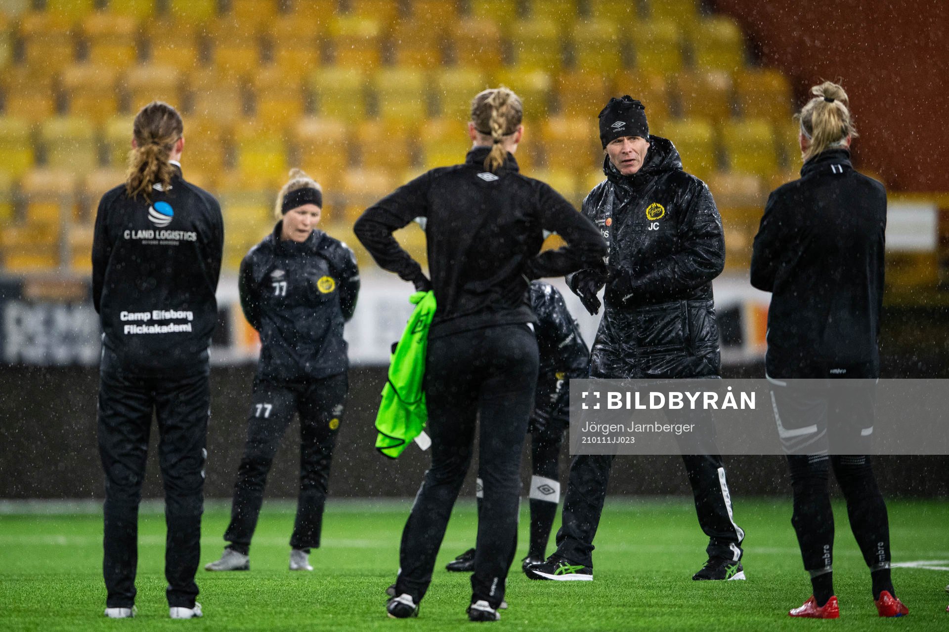 Tränare Joakim Carlsson instruerar under en träning med Elfsborgs damlag den 11 januari 2021 i Borås.