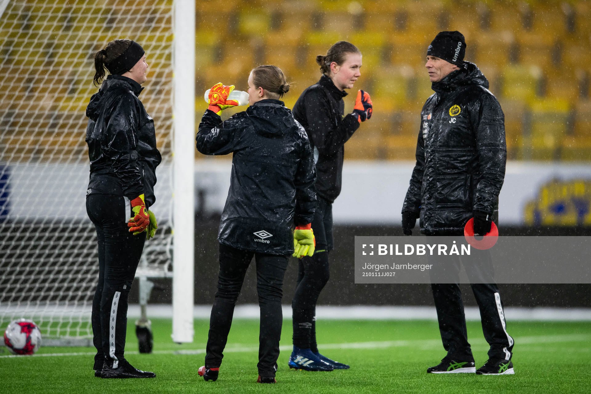 Tränare Joakim Carlsson i samtal med målvakt Lia Viking