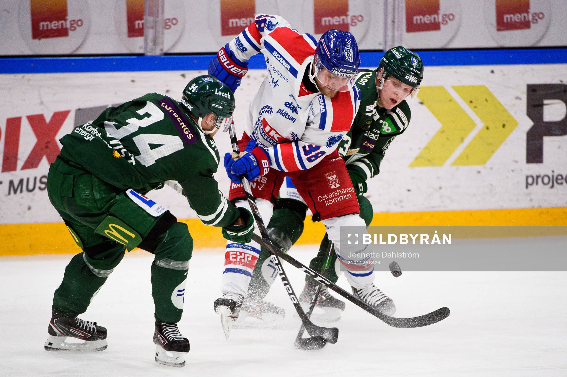 Oskarshamns Nichlas Torp i en kamp mot Färjestads Michael