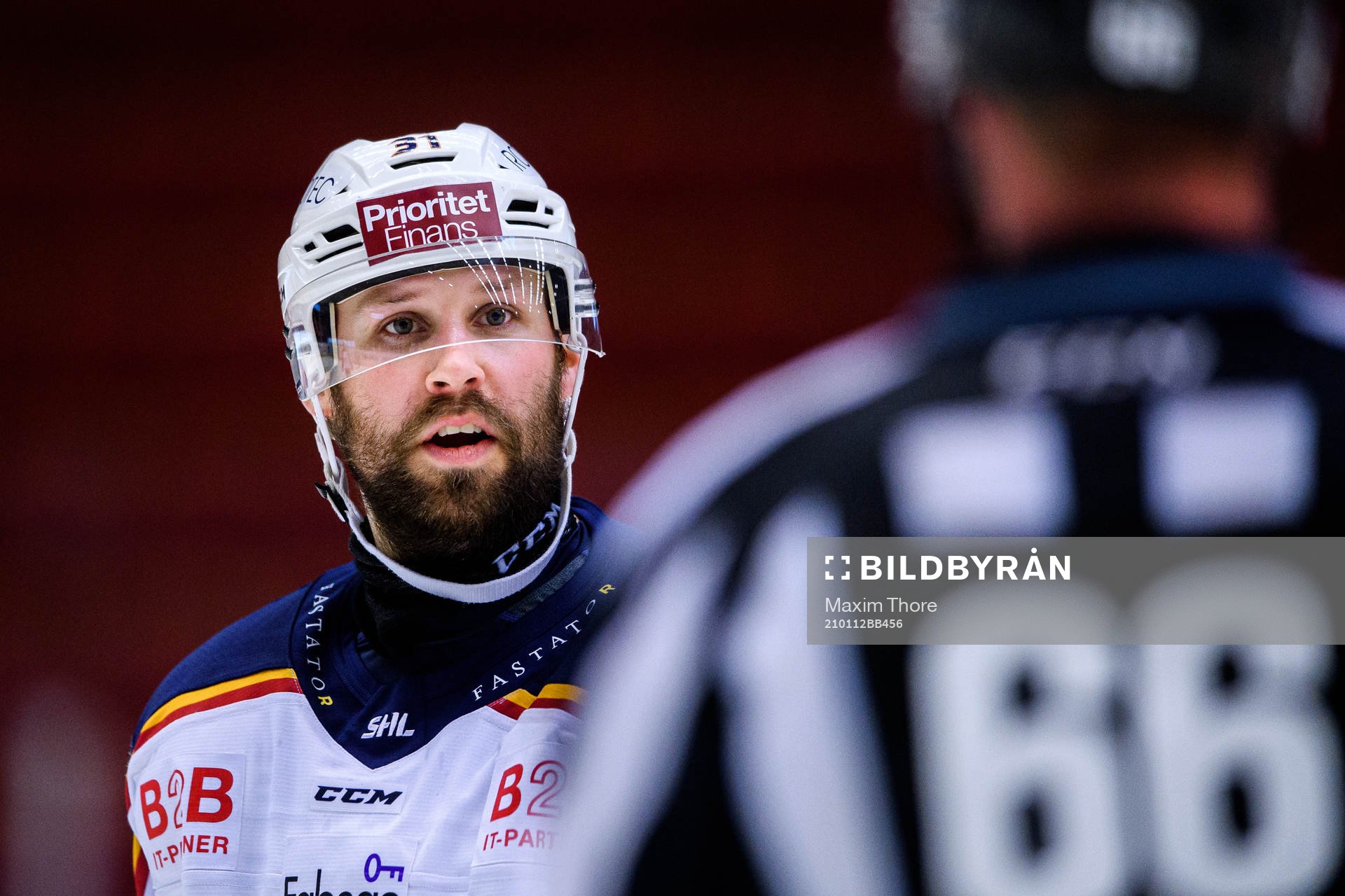 Djurgårdens Dick Axelsson i samtal med en domare