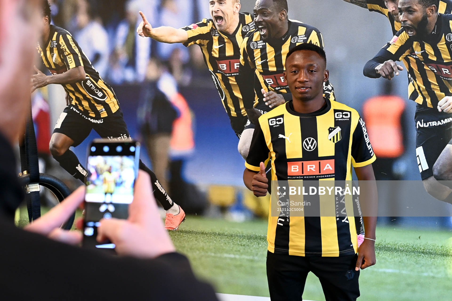 Häckens nyförvärv Benie Adama Traore i tar en bild i
