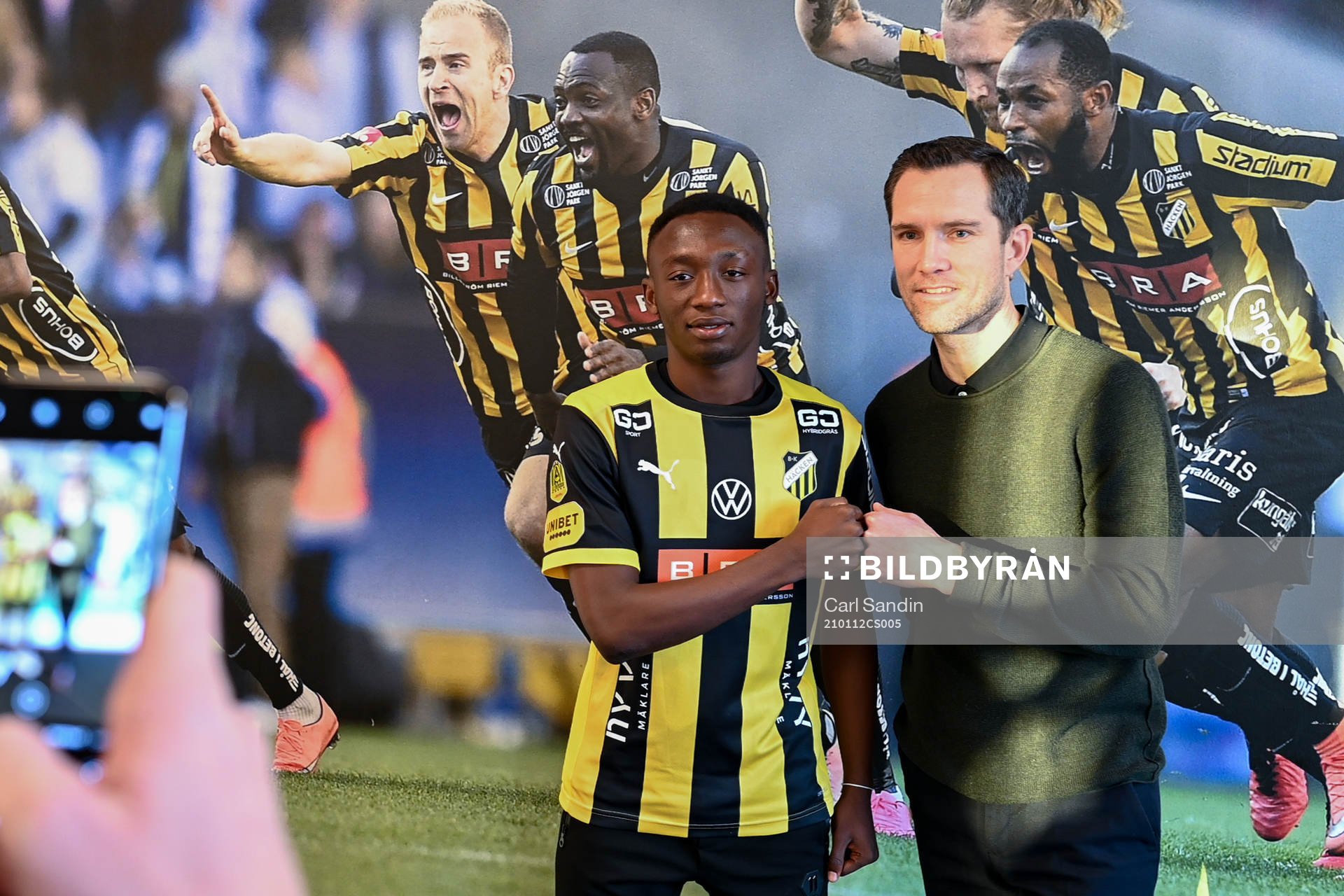 Häckens nyförvärv Benie Adama Traore i tar en bild med