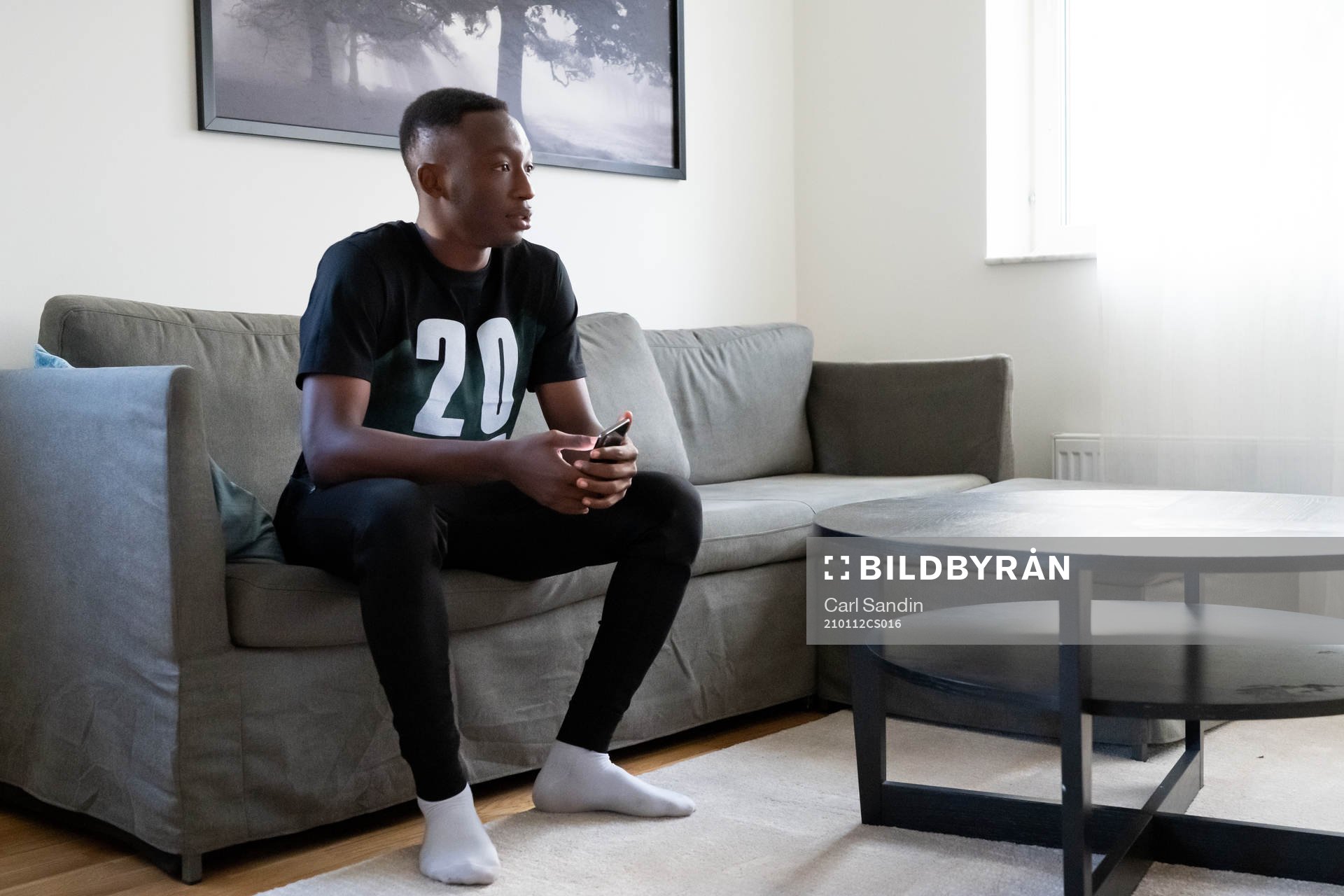Häckens nyförvärv Benie Adama Traore sitter i soffan i