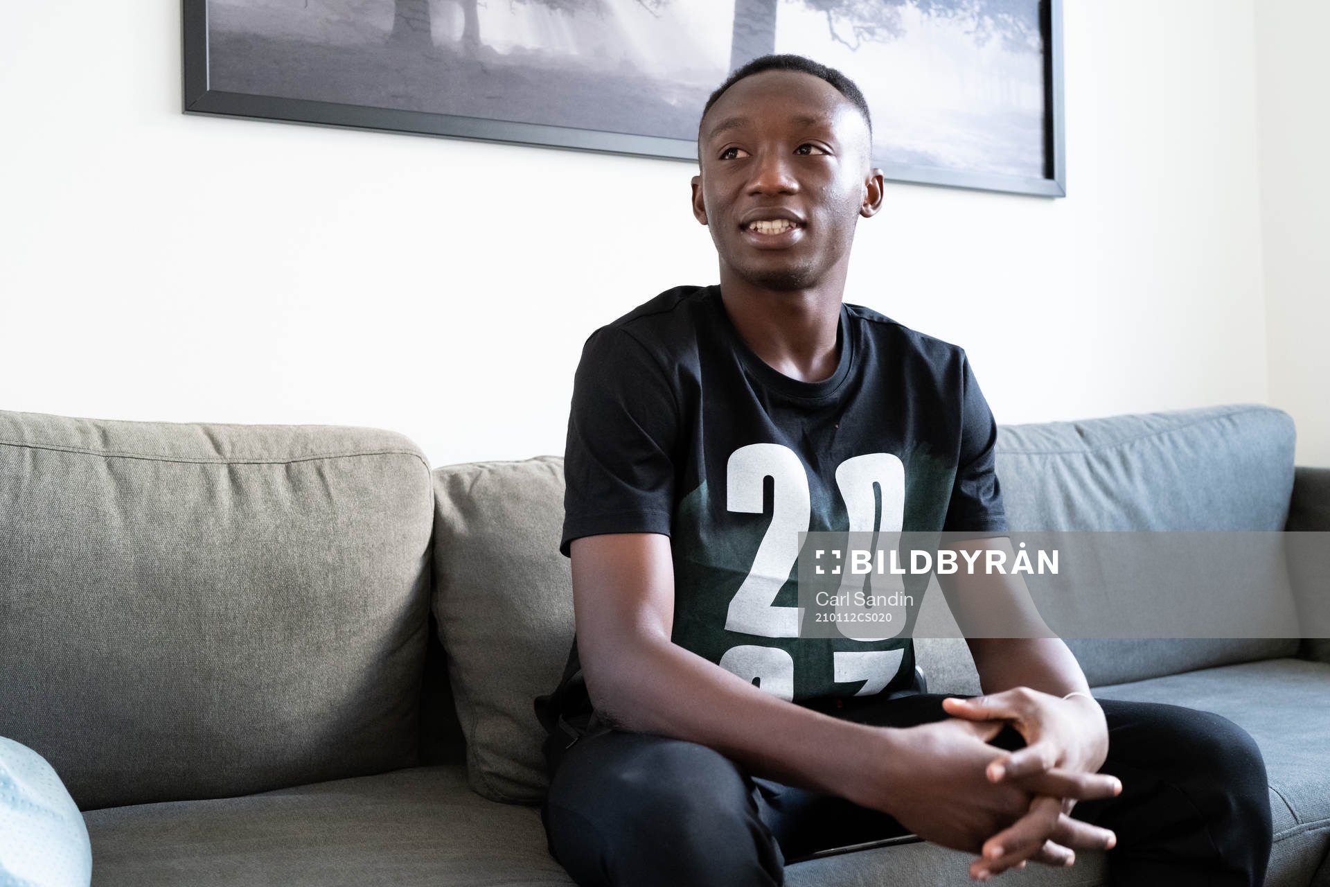 Häckens nyförvärv Benie Adama Traore sitter i soffan i