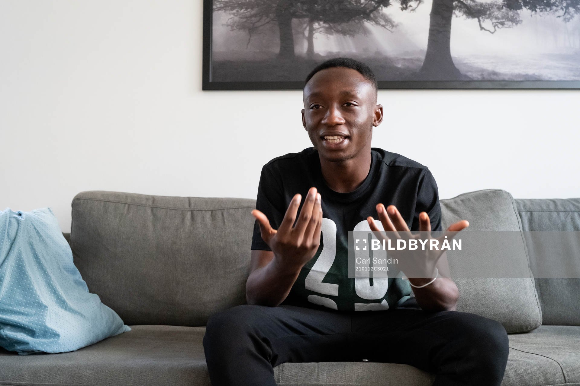 Häckens nyförvärv Benie Adama Traore sitter i soffan i