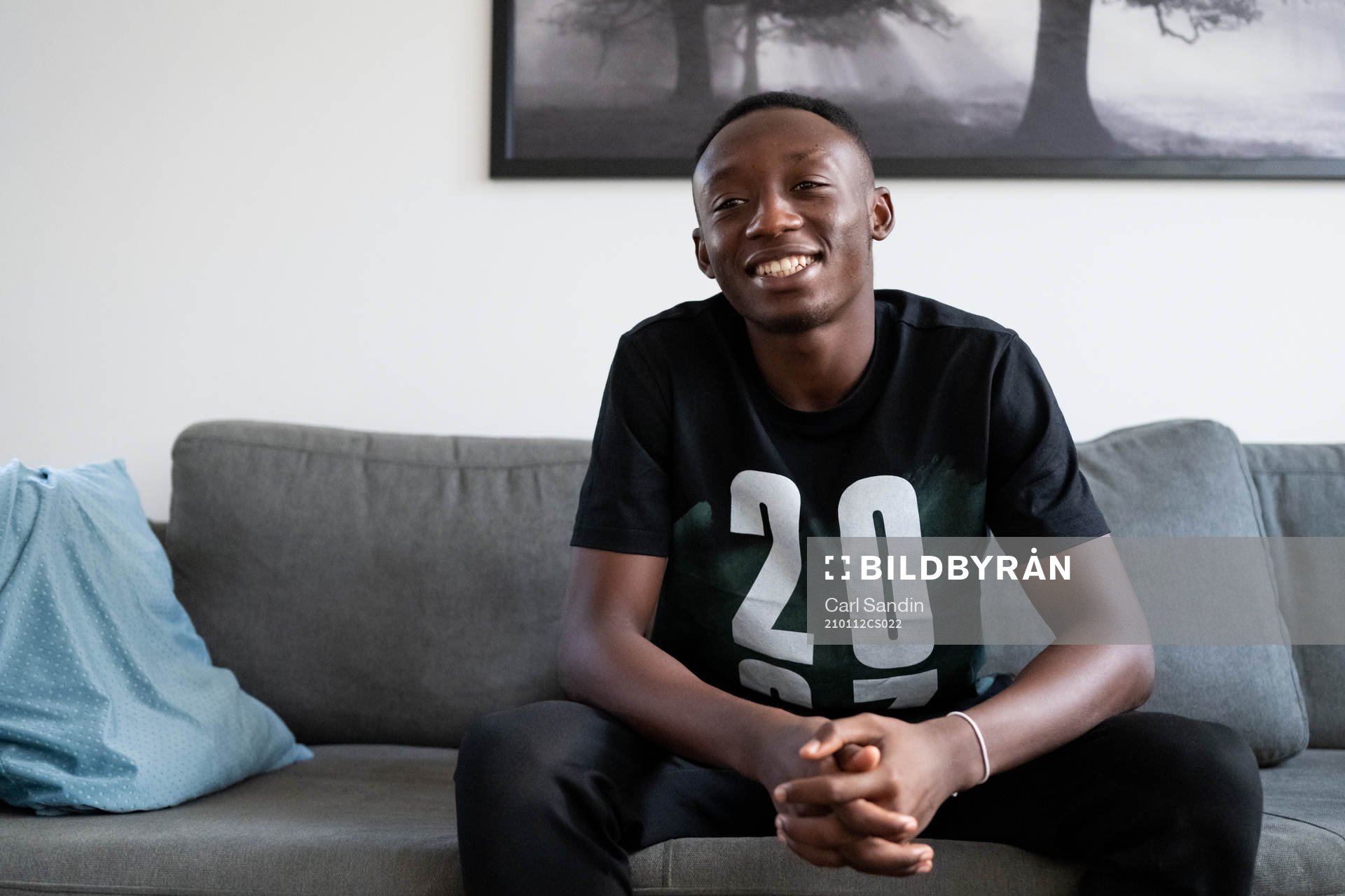 Häckens nyförvärv Benie Adama Traore sitter i soffan i