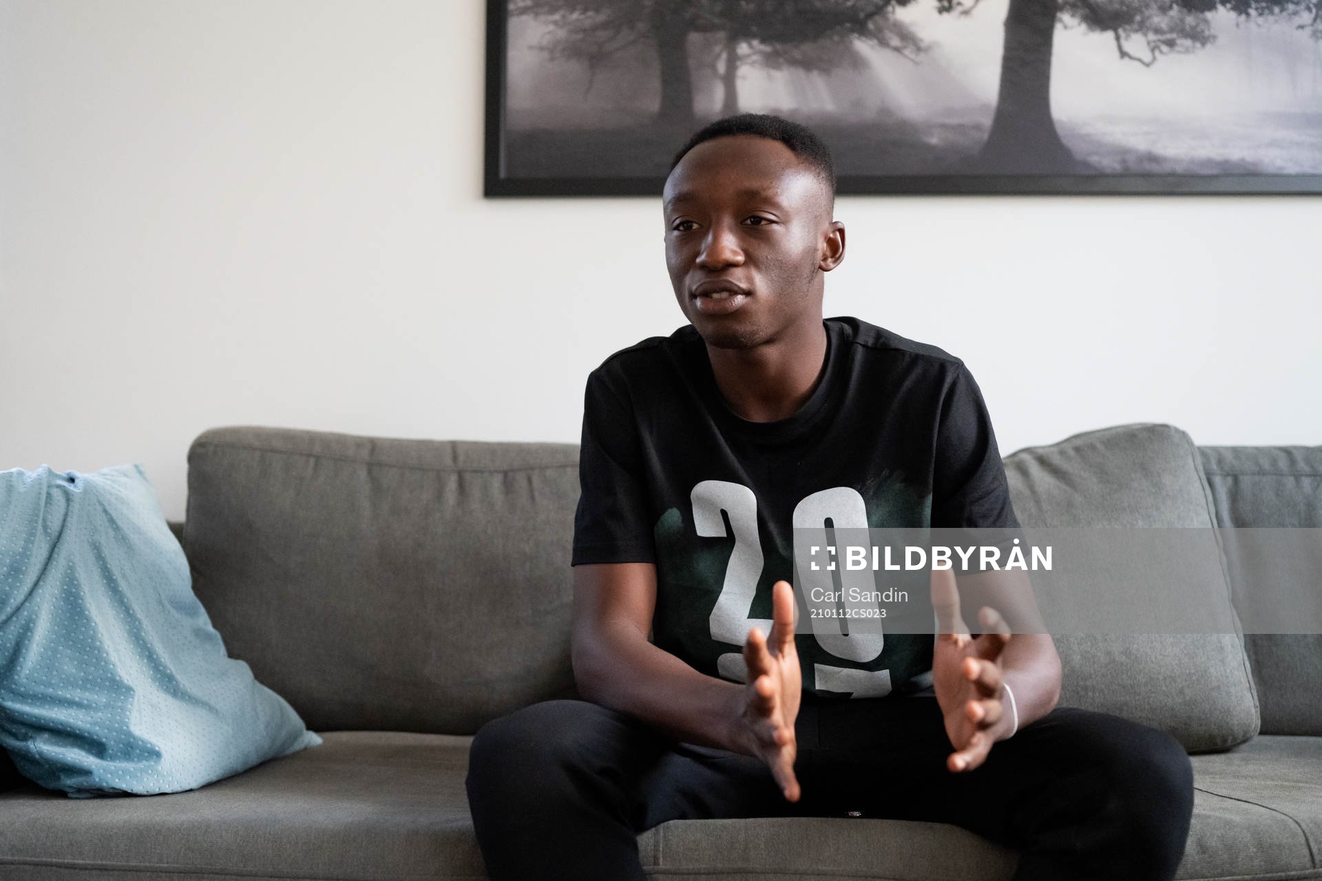 Häckens nyförvärv Benie Adama Traore sitter i soffan i