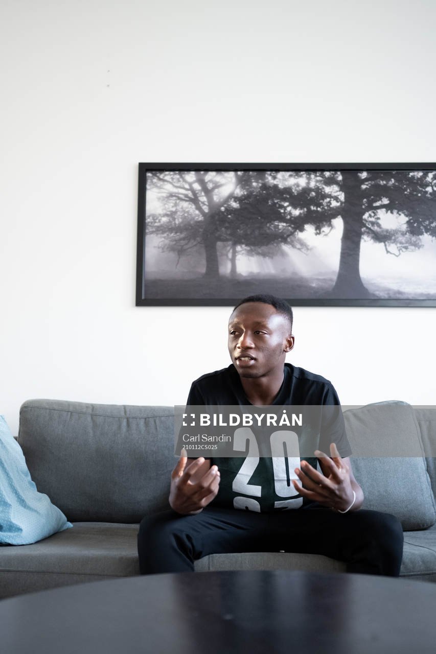 Häckens nyförvärv Benie Adama Traore sitter i soffan i