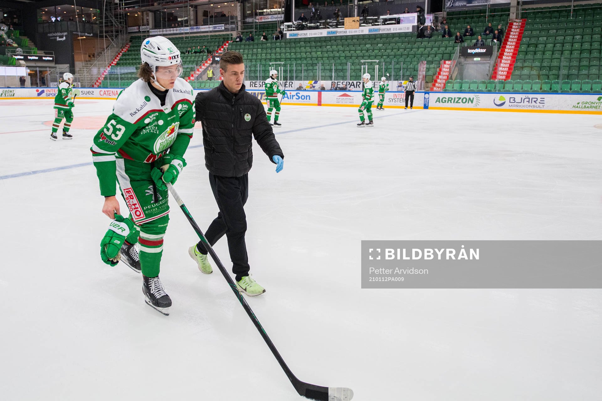 Rögles Moritz Seider lämnar isen med skada