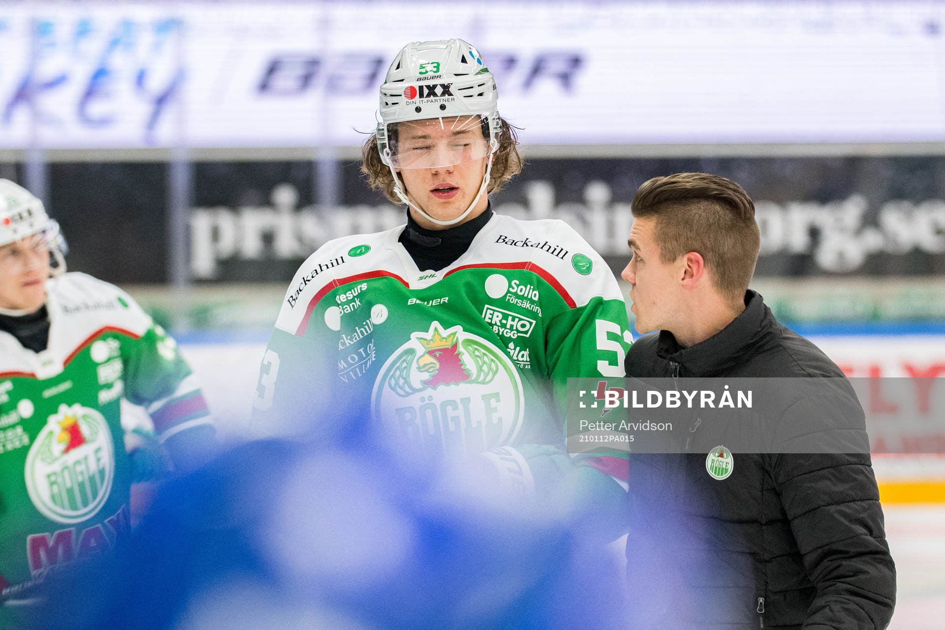 Rögles Moritz Seider lämnar isen med skada