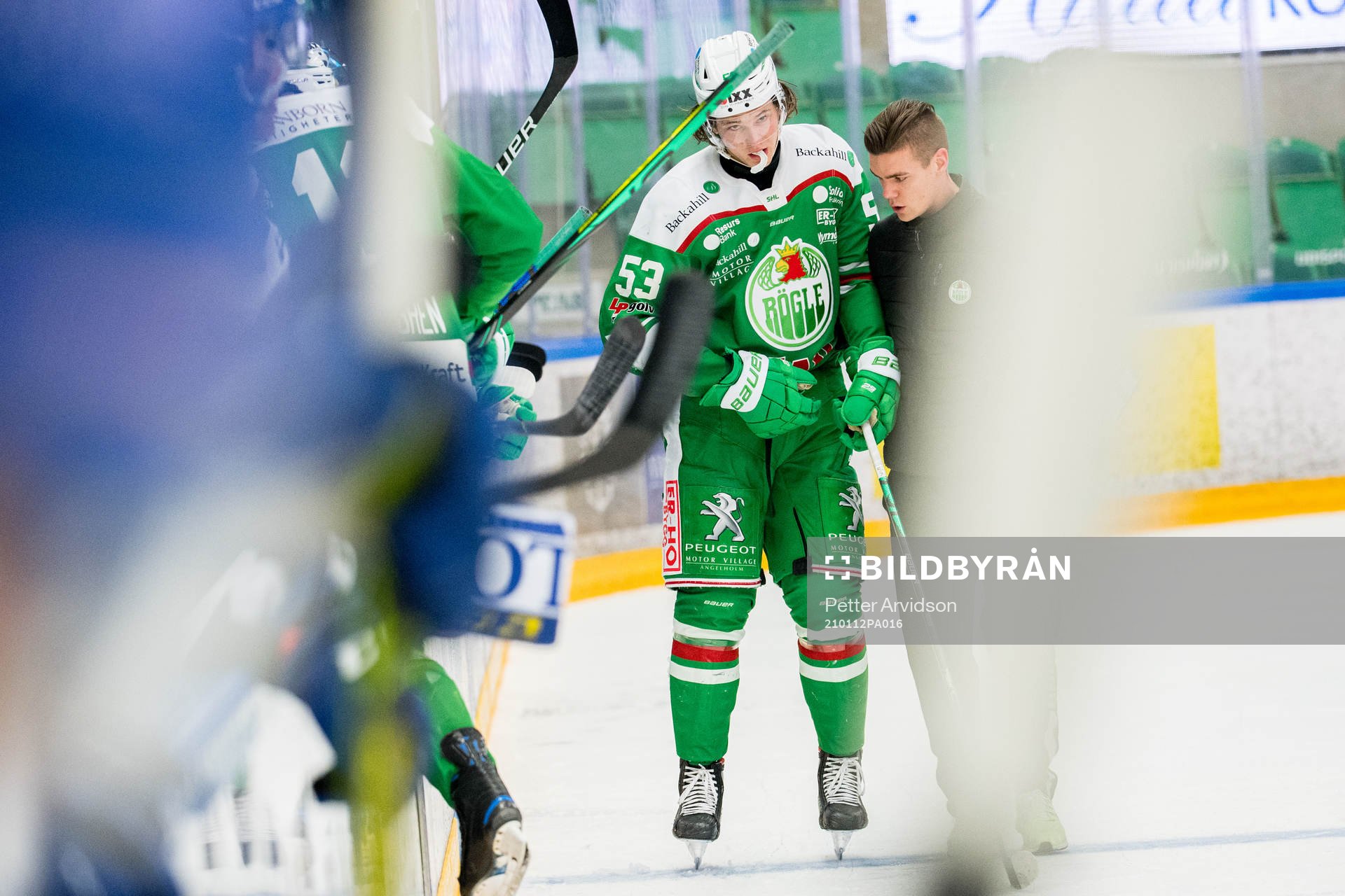 Rögles Moritz Seider lämnar isen med skada