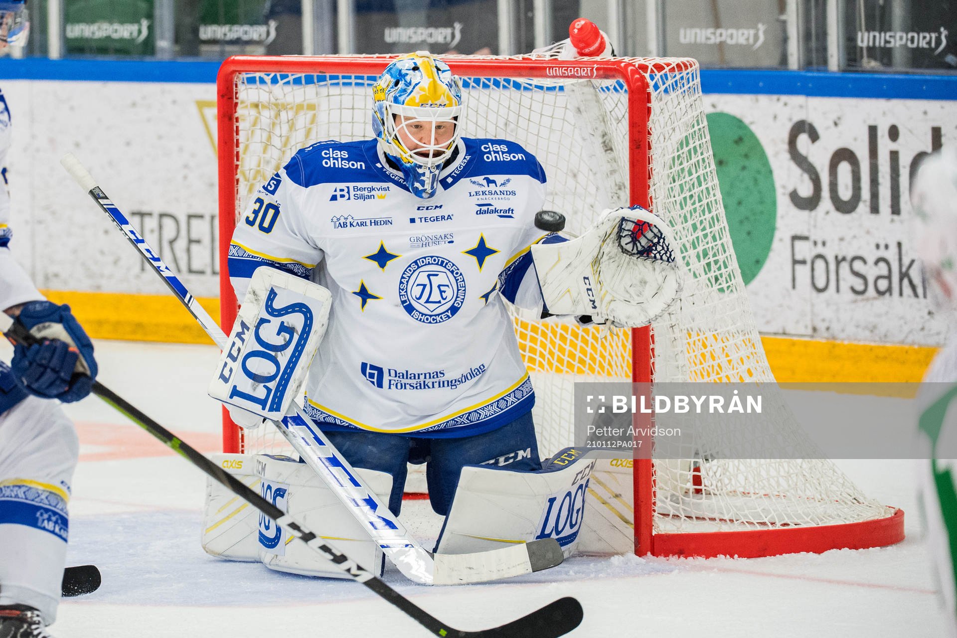 Leksands målvakt Janne Juvonen släpper i 2-0 målet av