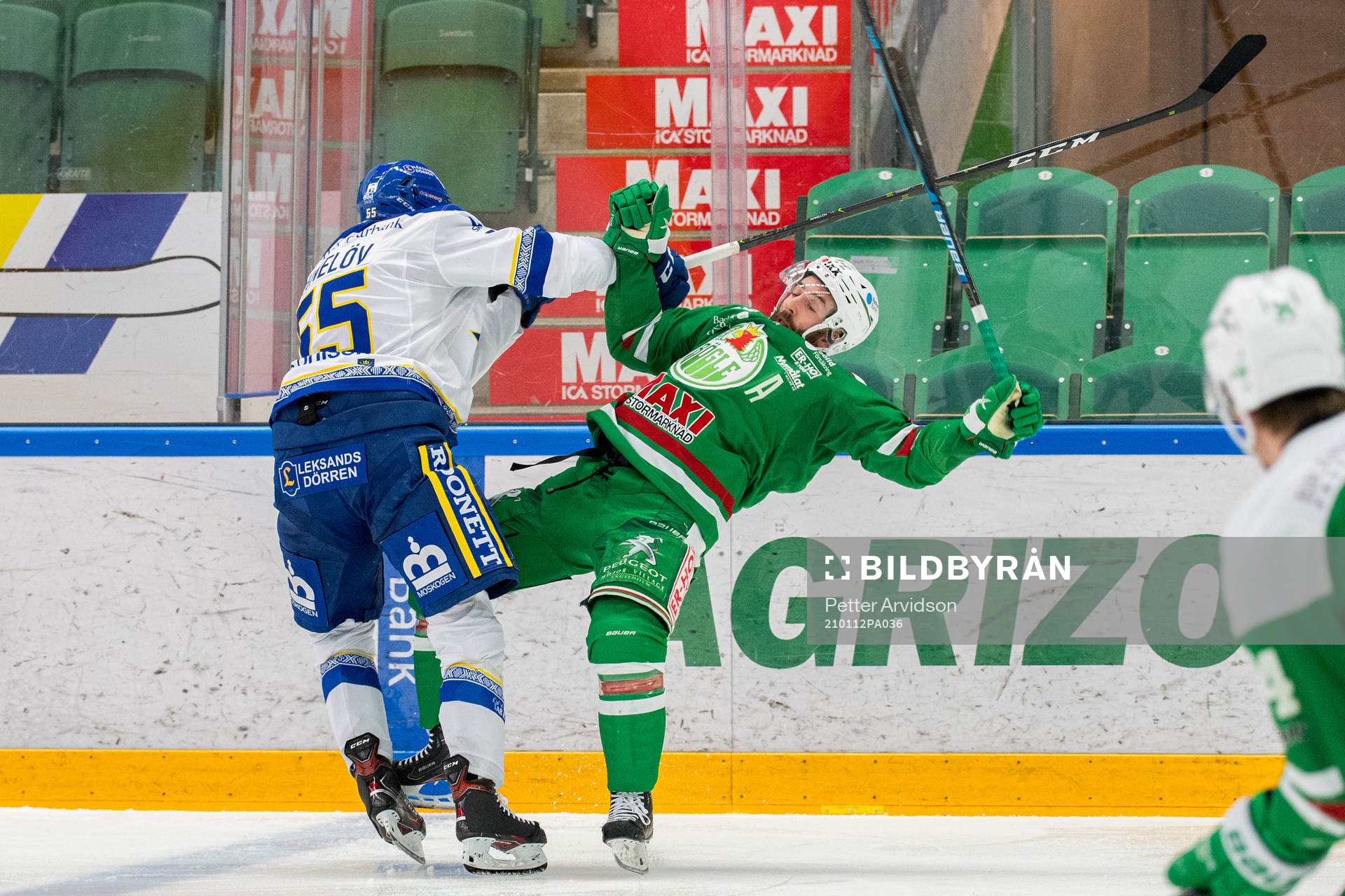 Leksands Jonas Ahnelöv tacklar Rögles Taylor Matson