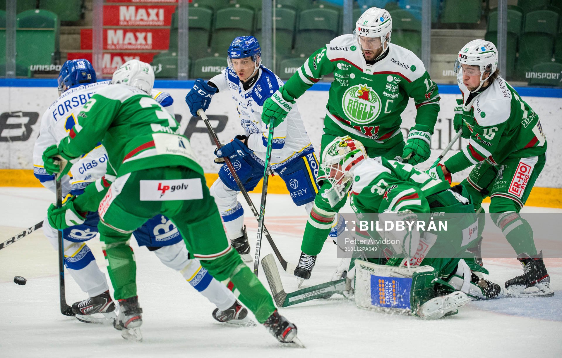 Oroligt framför Rögles målvakt Johan Gustafsson