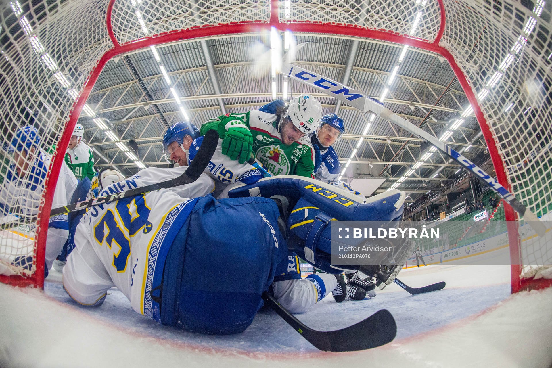 Rögles Dennis Everberg kämpar mot Leksands Jonas