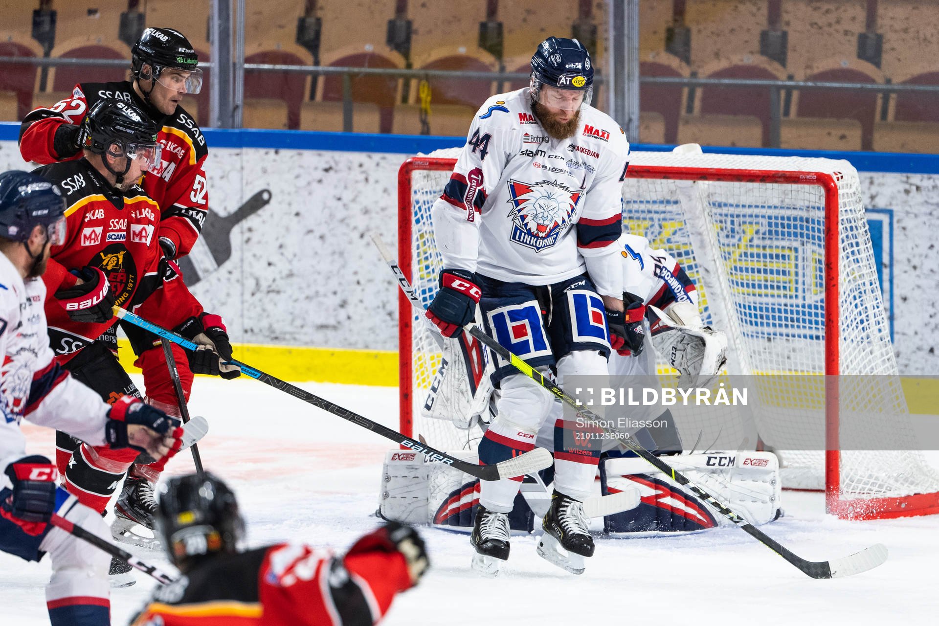 Linköpings Jonas Junland får en puck på handleden