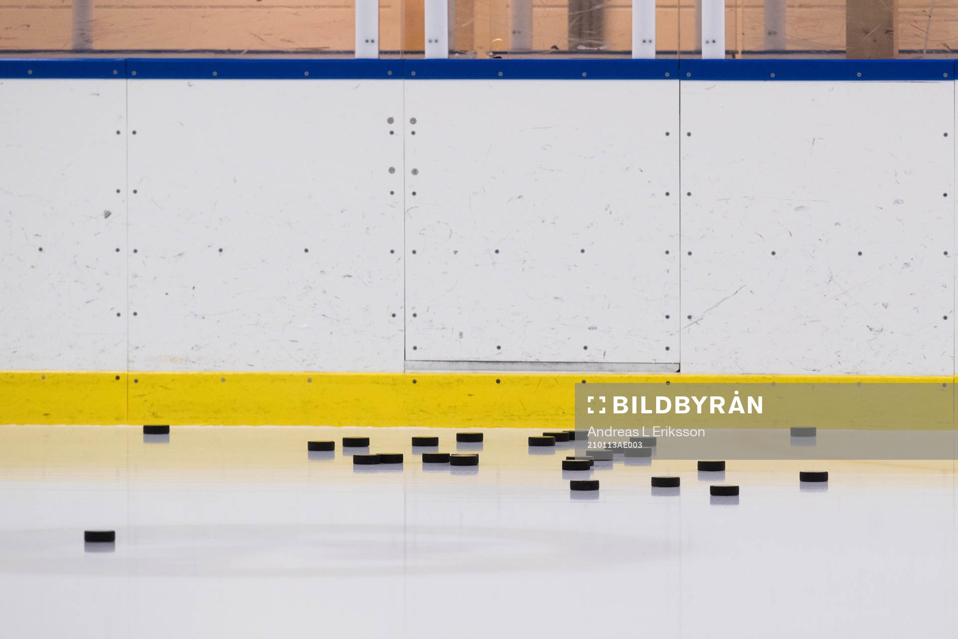 Puckar på isen innan ishockeymatchen i SDHL mellan AIK och