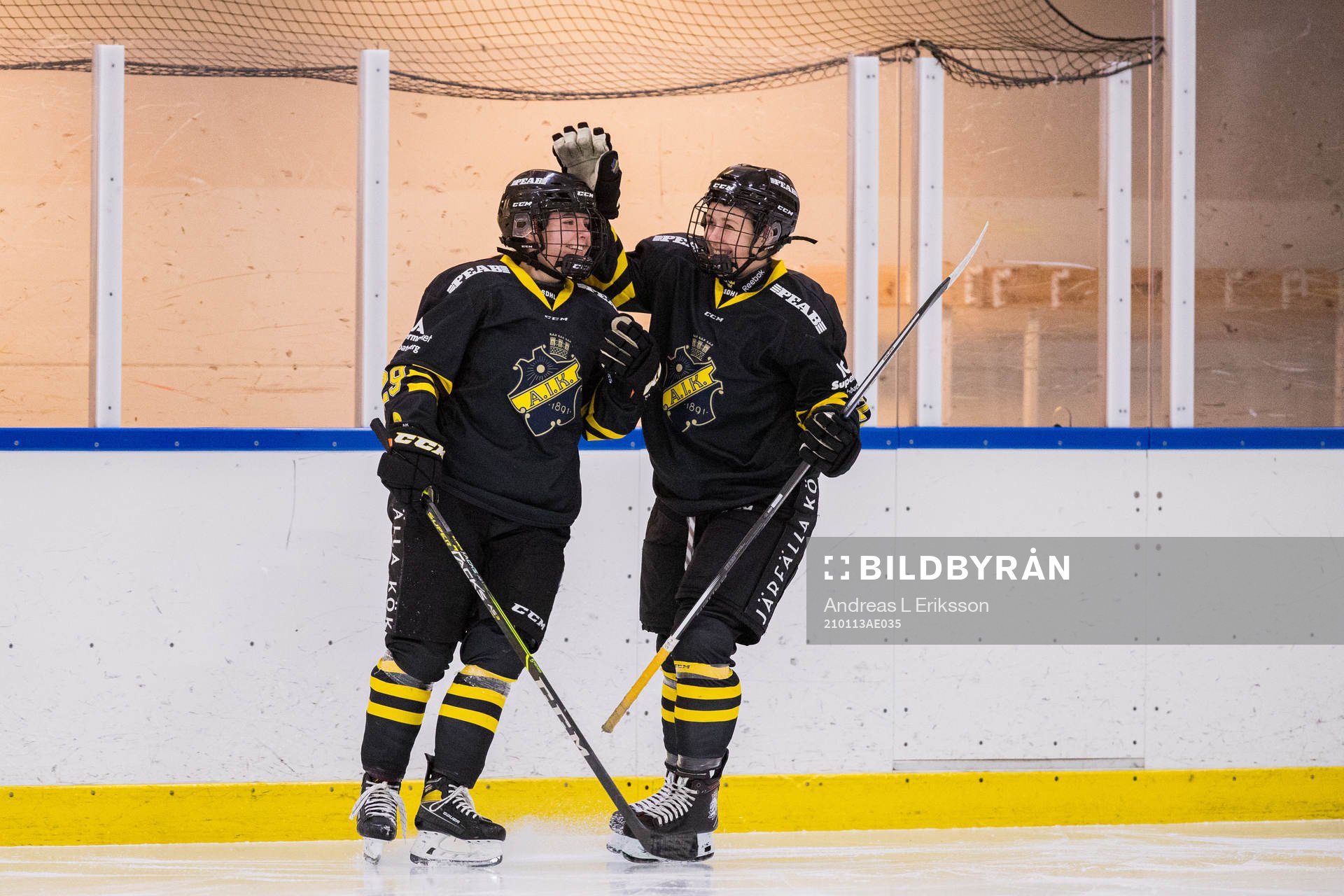 s Estelle Forsberg jublar med Vendula Pribylova