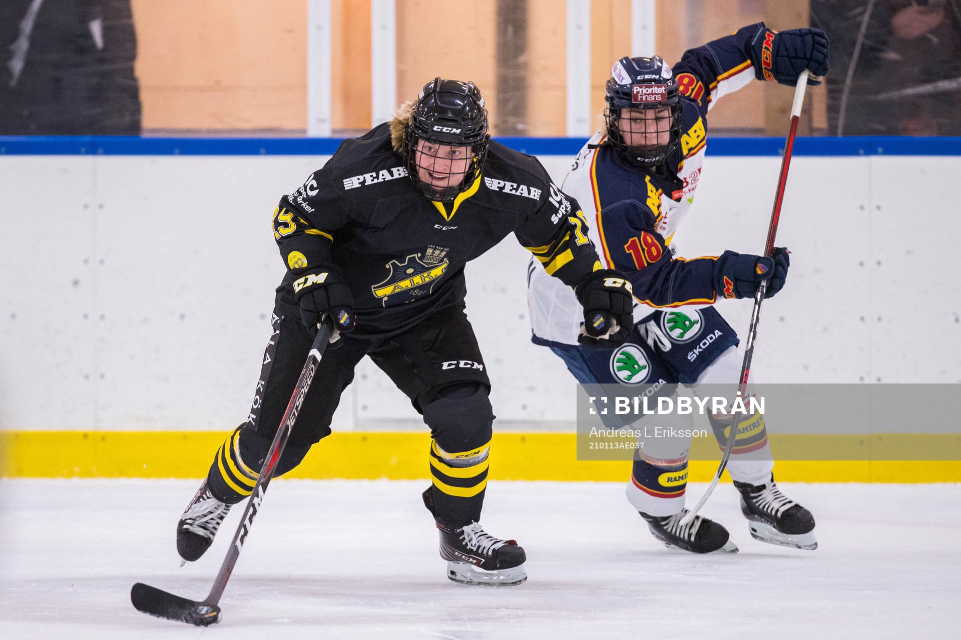 s Estelle Forsberg och Djurgårdens Sarah Bujold