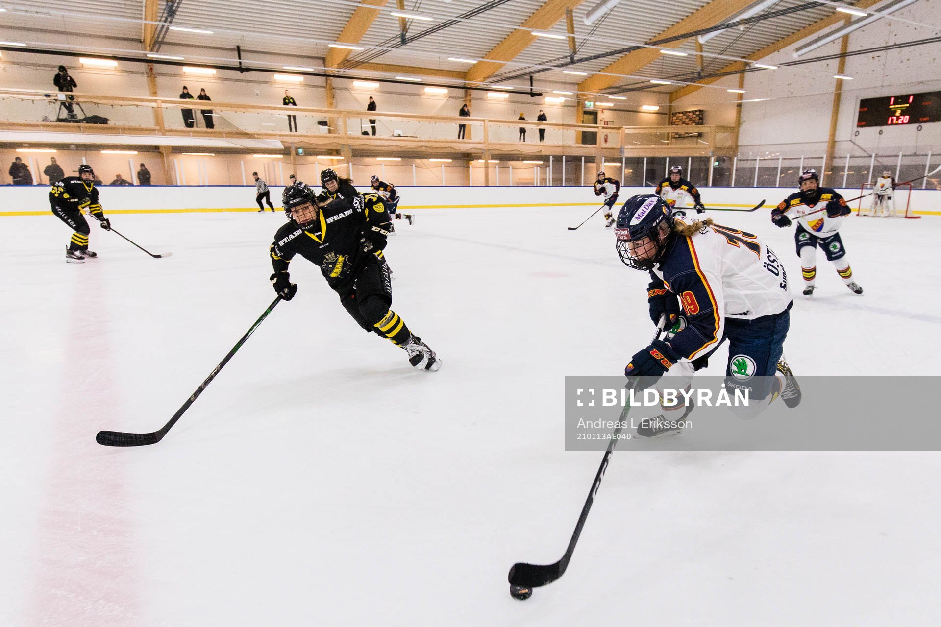 s Line Bialik Öien och Djurgårdens Julia Östlund