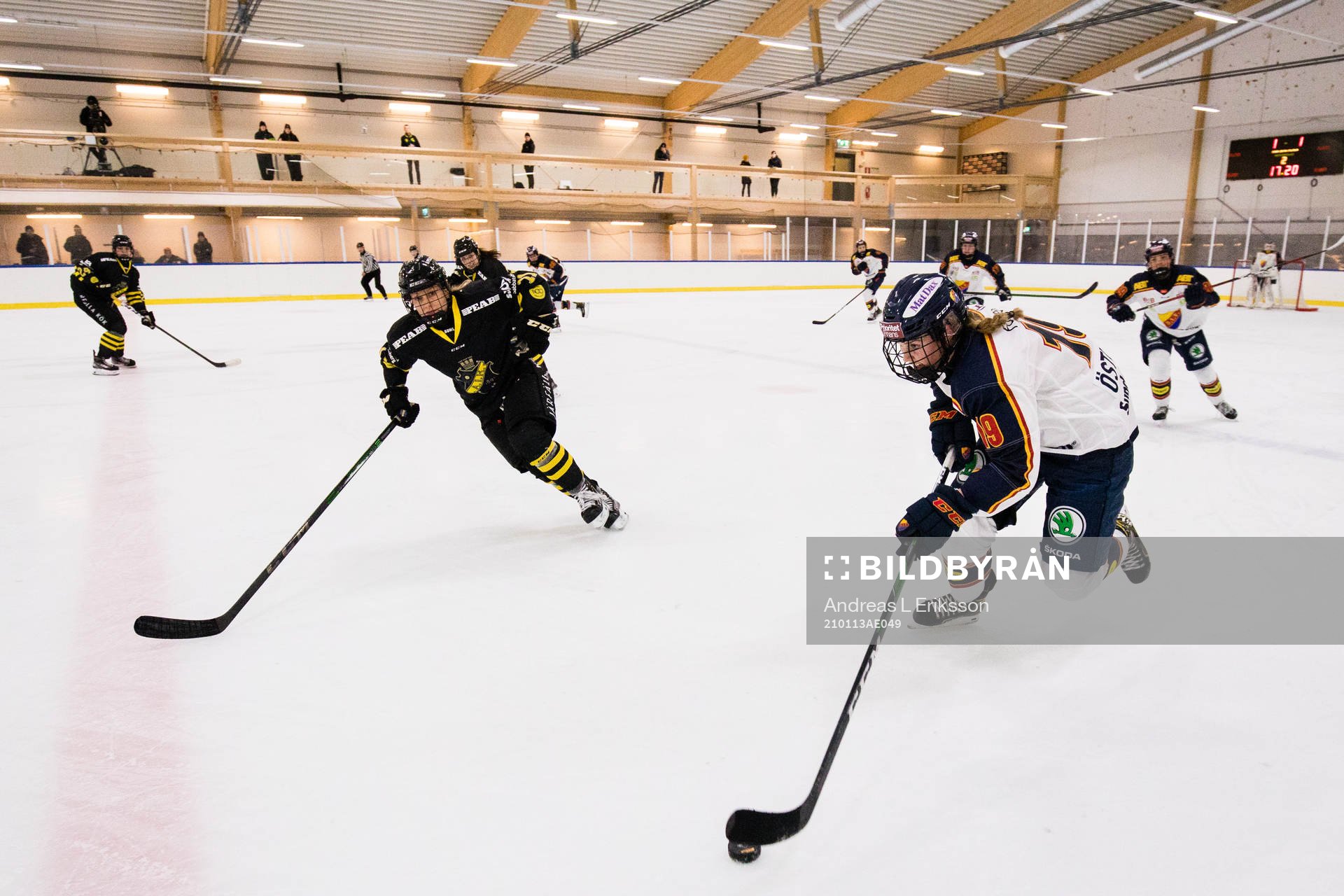 s Line Bialik Öien och Djurgårdens Julia Östlund