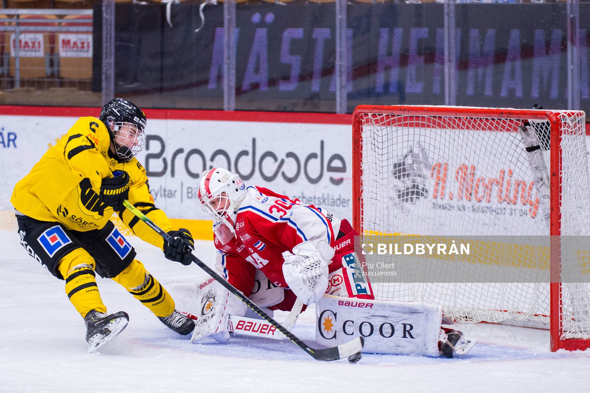 Västerås Gabriel Kangas oroar mot Timrås målvakt Jacob