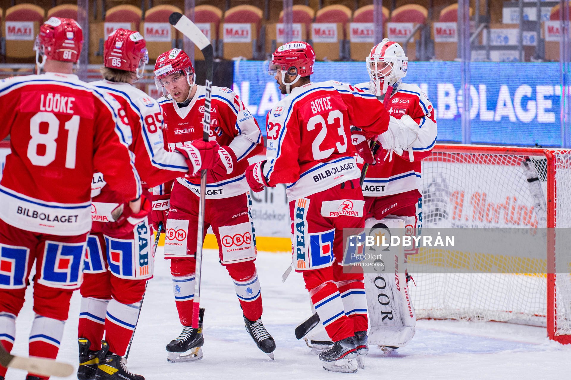 Timrås spelare jublar med målvakt Jacob Johansson