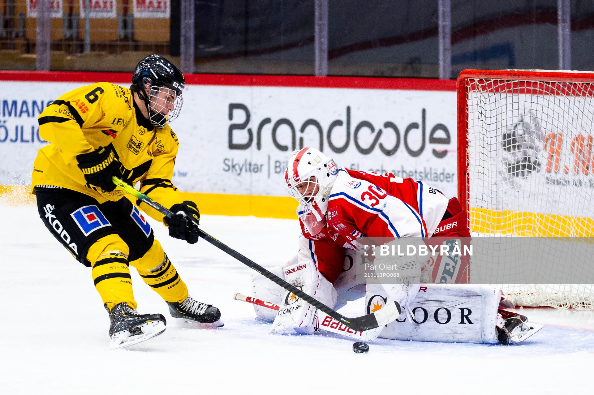 Västerås Gabriel Kangas och Timrås målvakt Jacob