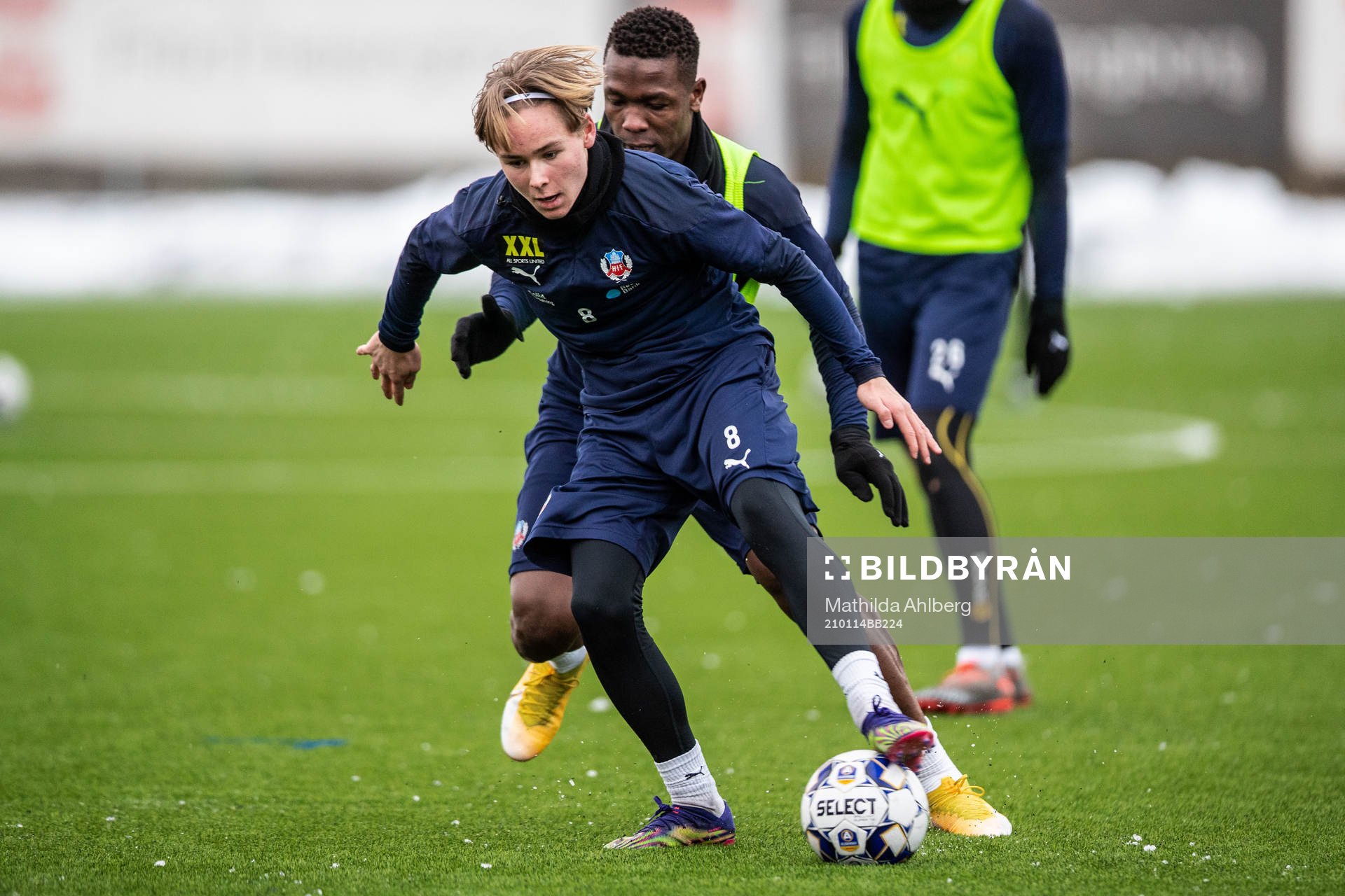 Helsingborgs Simon Bengtsson och Alhaji Gero i duell