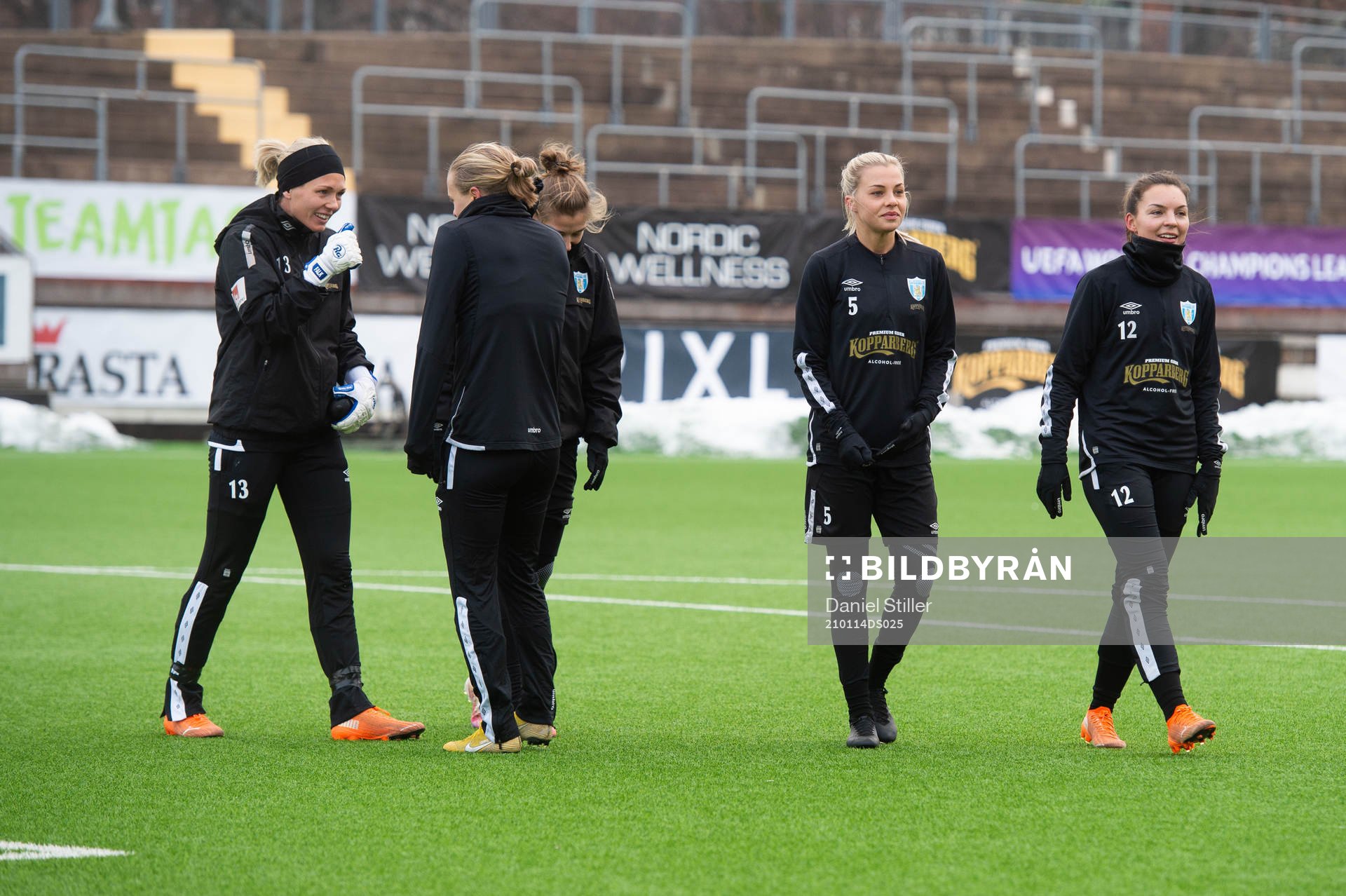 Målvakt Jennifer Falk, Lotta Ökvist och Johanna Rytting