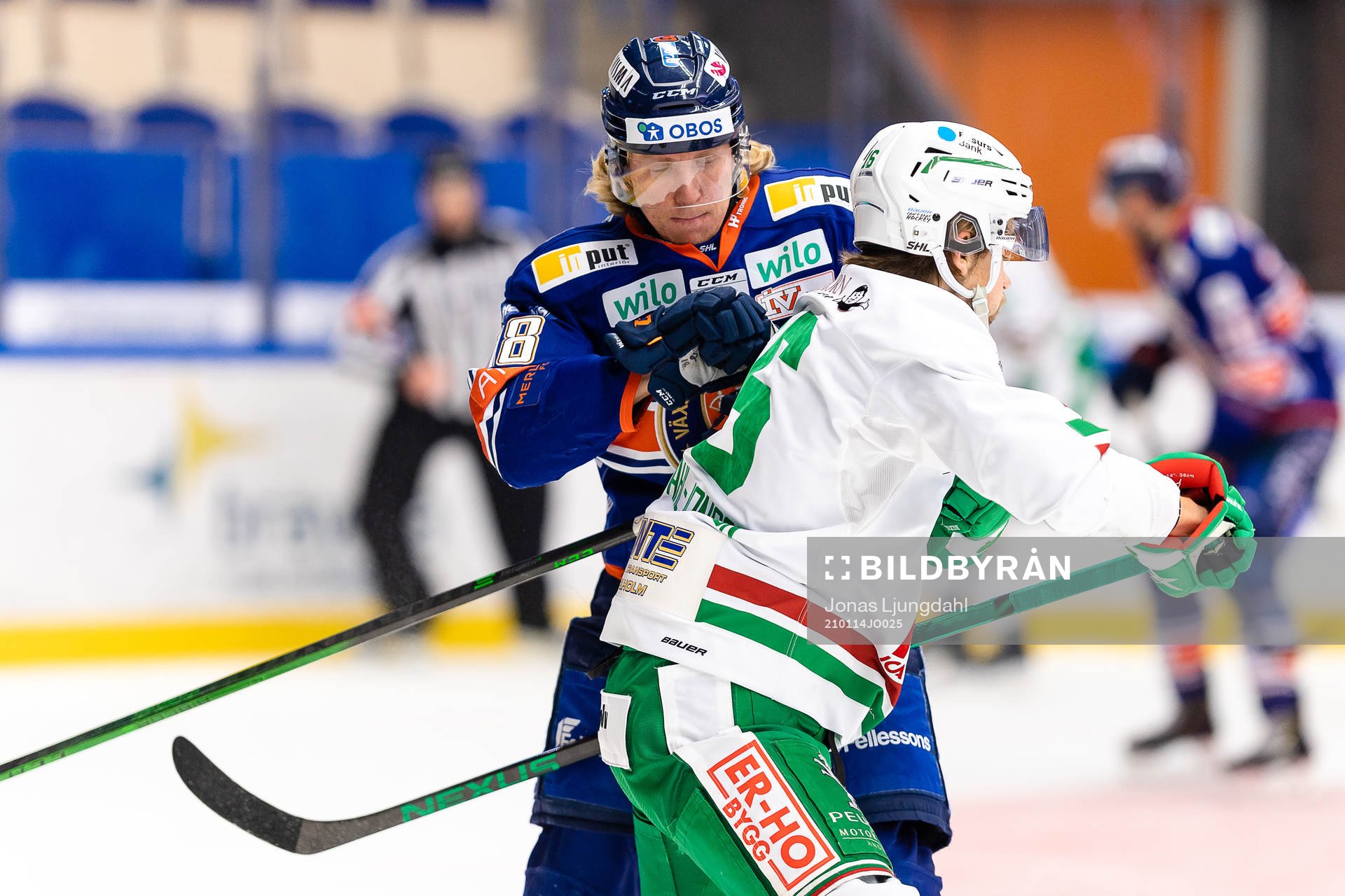 Växjös Marcus Sylvegård tacklar Rögles Lucas Ekeståhl