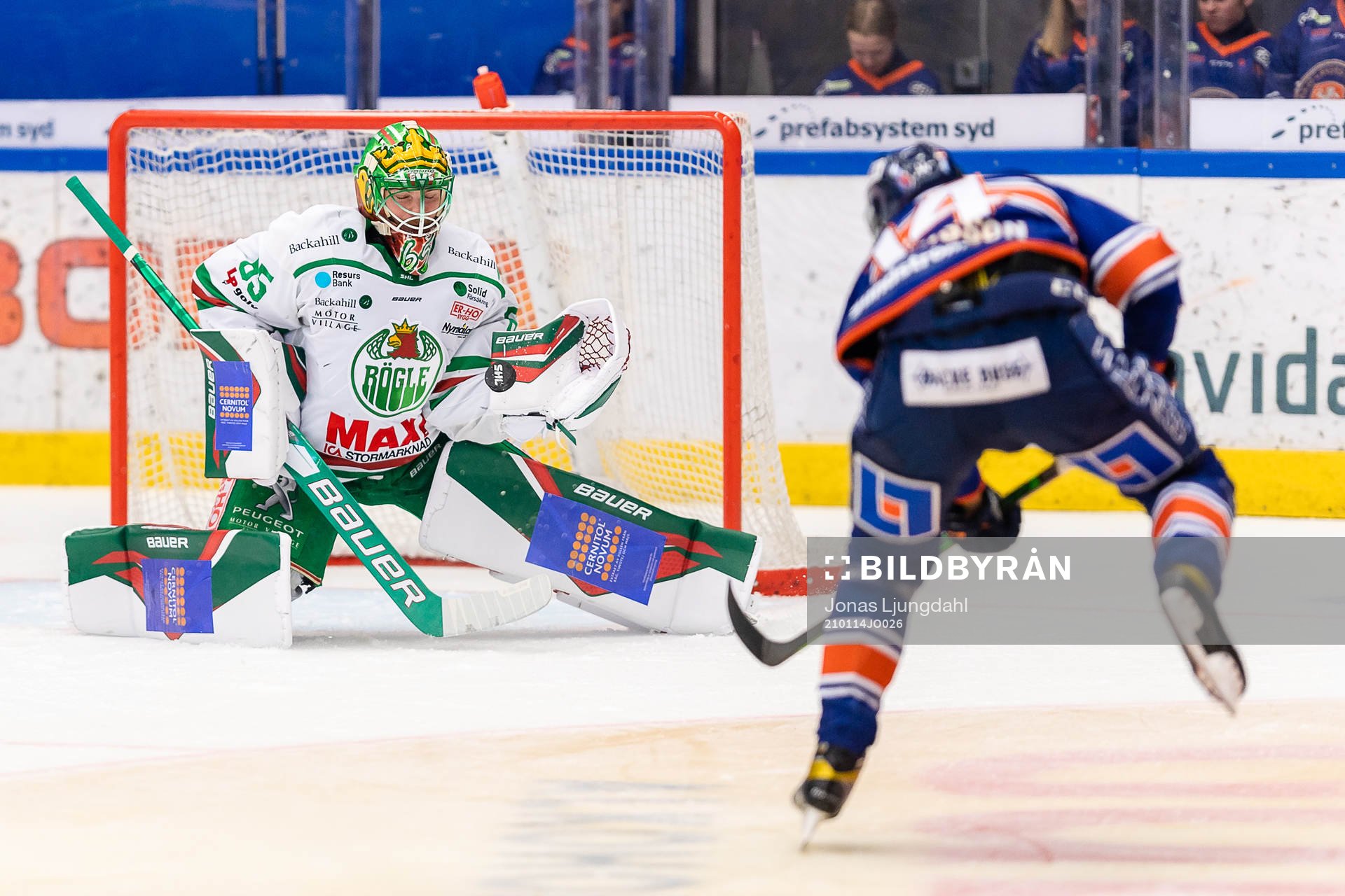 Växjös Emil Pettersson skjuter mot Rögles målvakt