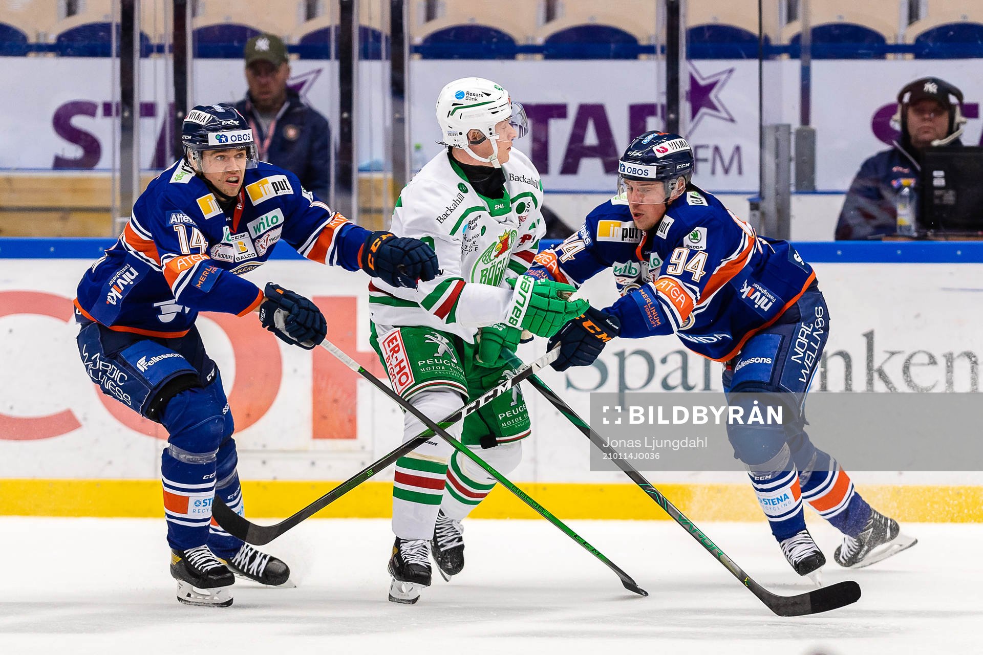 Rögles Olli Palola mellan Växjös Emil Pettersson och