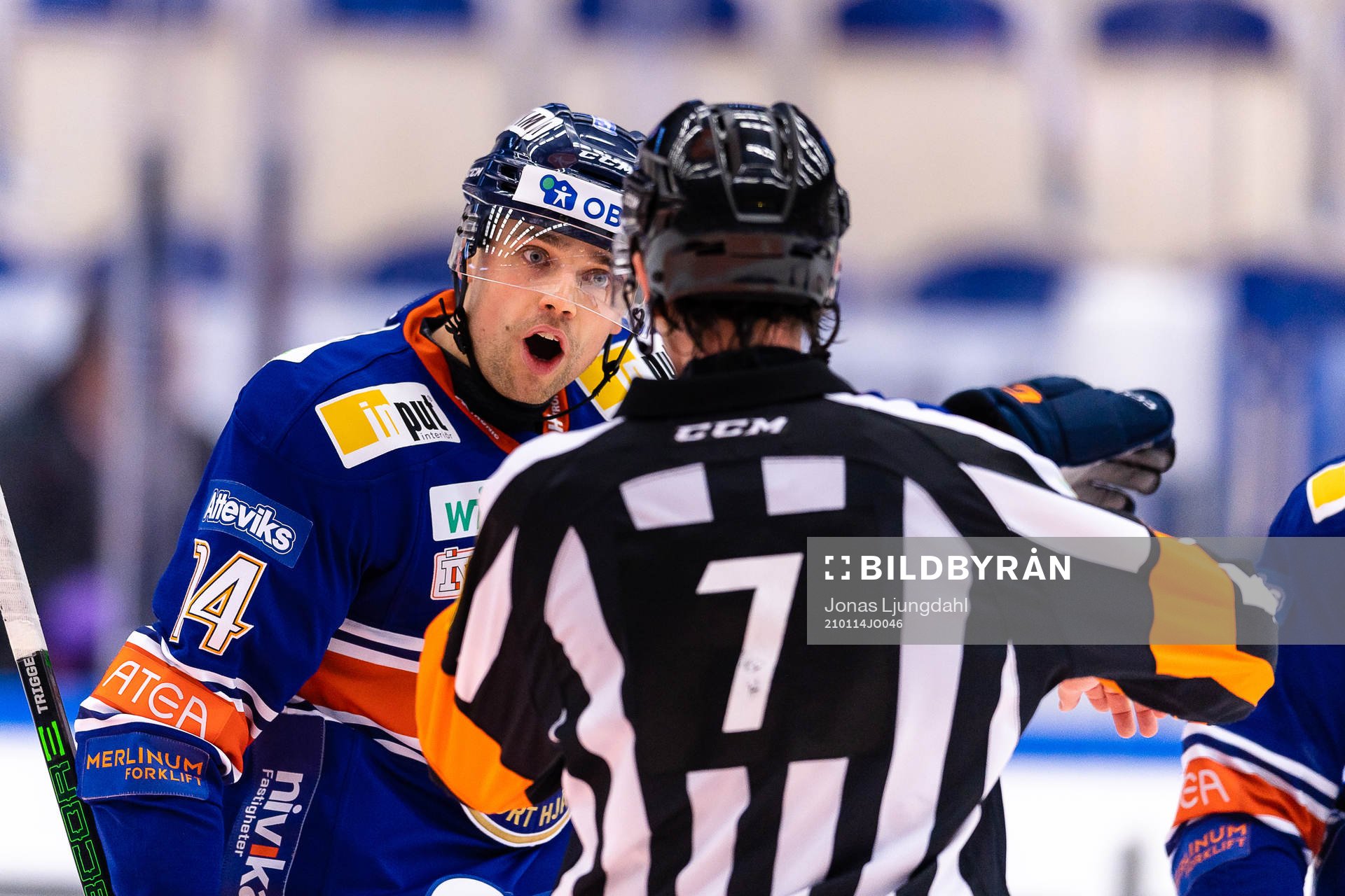 Växjös Emil Pettersson pratar med Domare Christoffer Holm