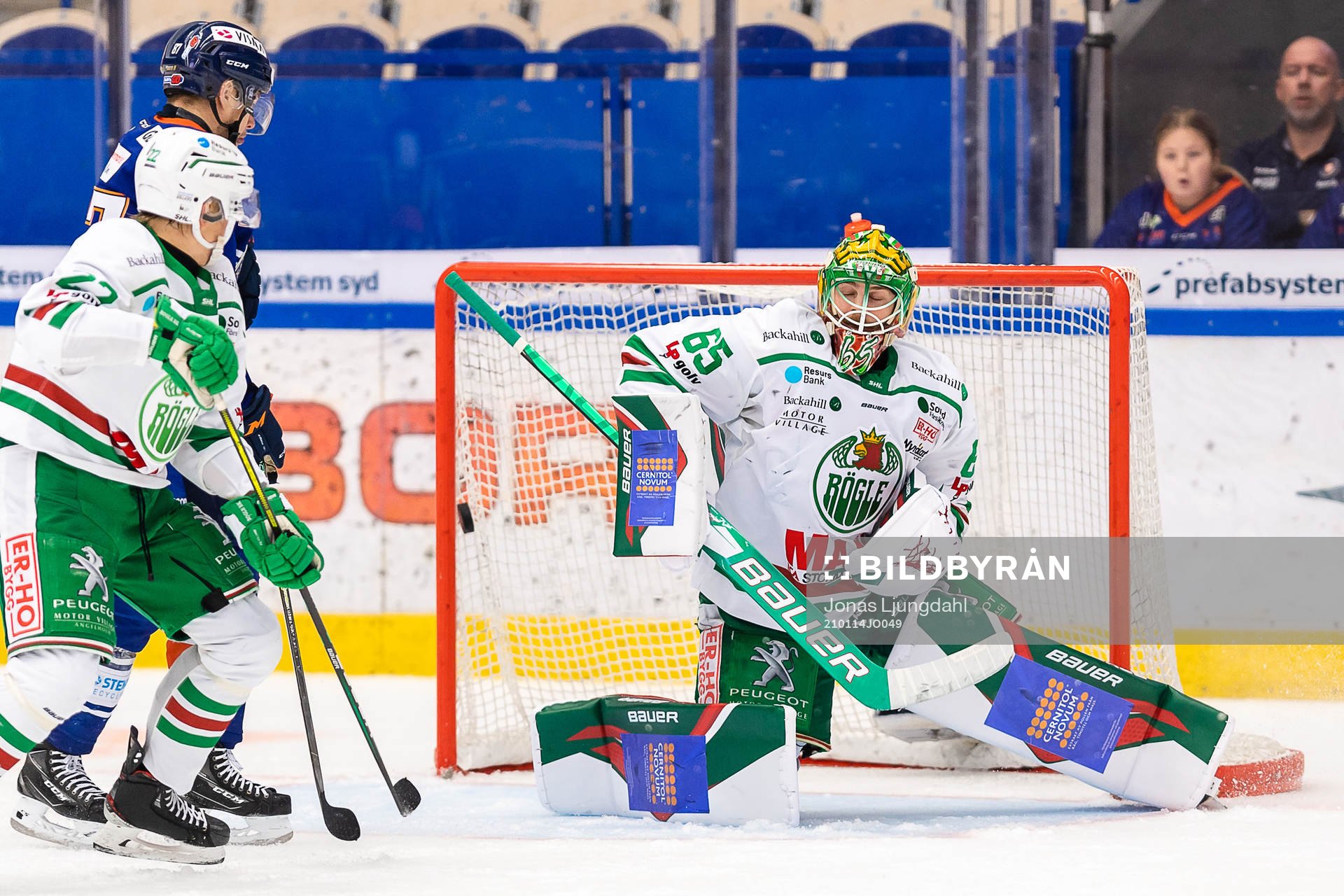 Växjös Emil Pettersson (ej i bild) gör mål 3-2 bakom