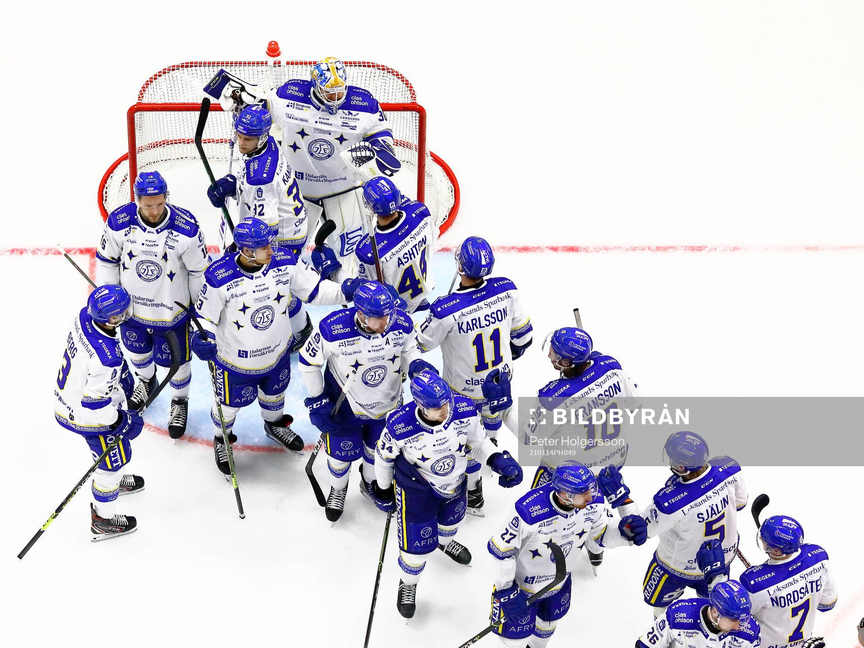 Leksands spelare jublar och tackar målvakt Janne Juvonen