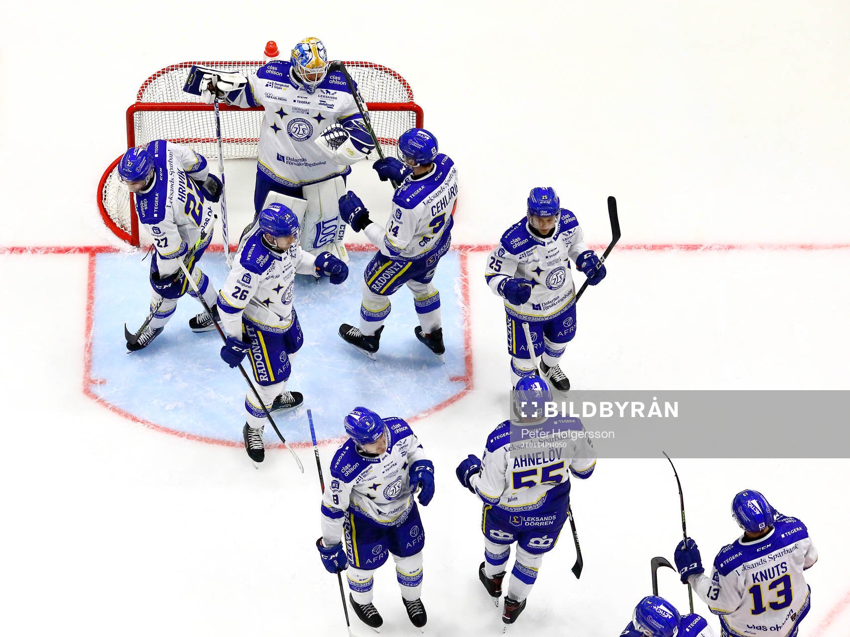 Leksands spelare jublar och tackar målvakt Janne Juvonen
