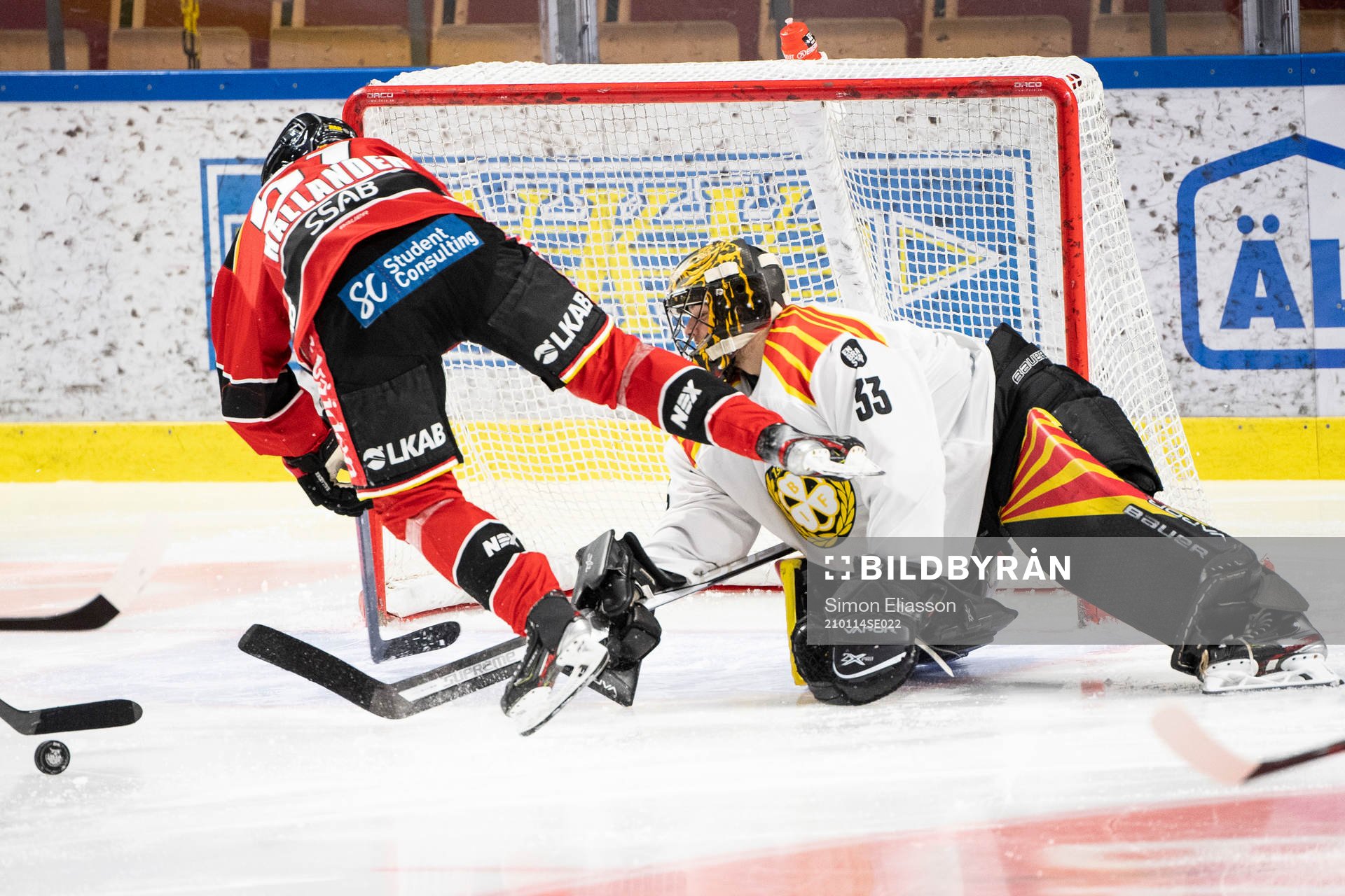 Luleås Filip Hållander och Brynäs målvakt Samuel Ersson