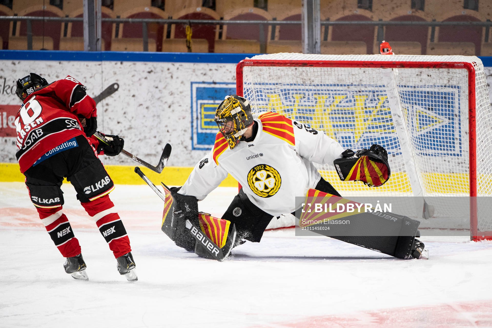 Luleås Linus Klasen missar en straff mot Brynäs målvakt