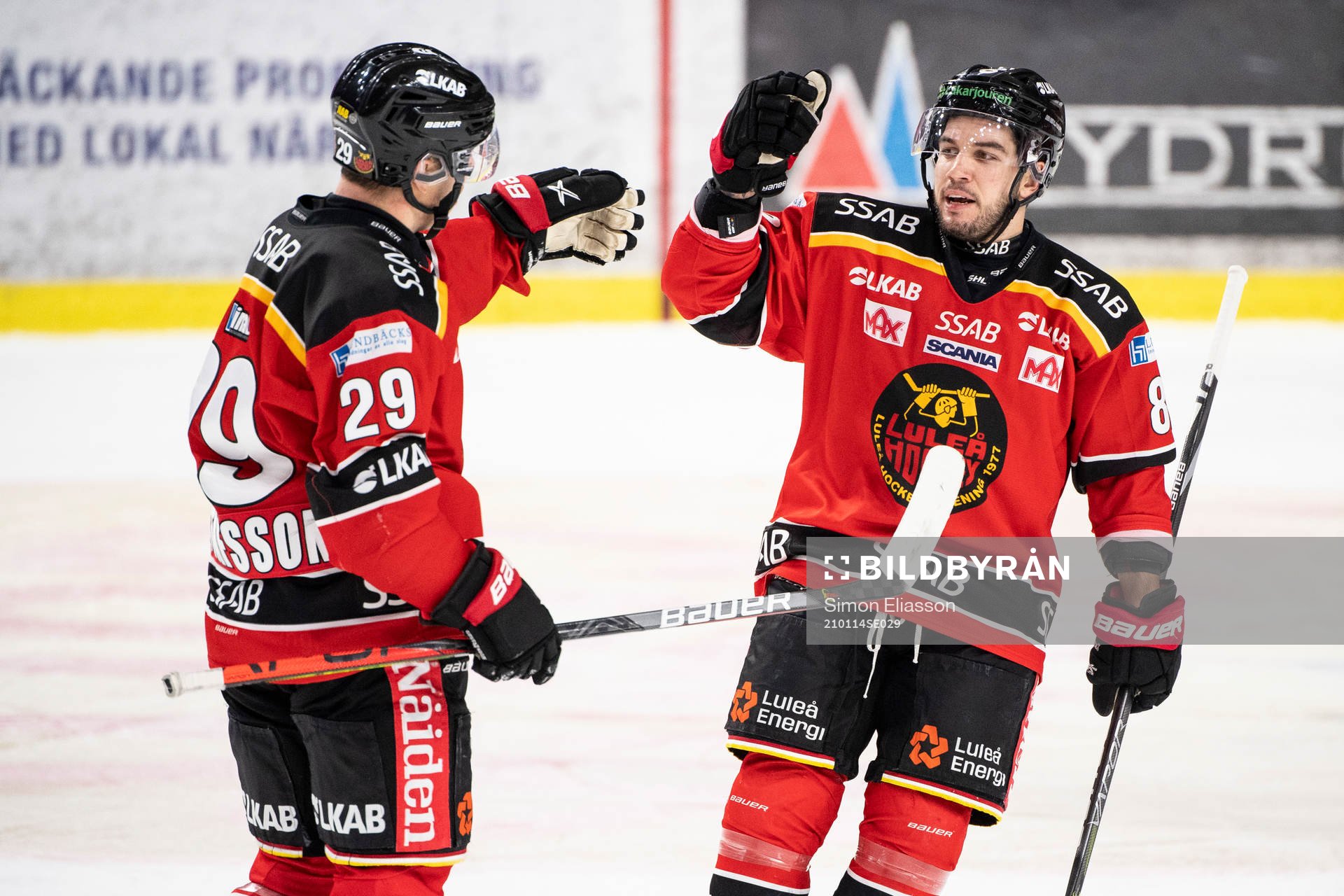 Luleås Erik Gustafsson och Chris Desousa jublar