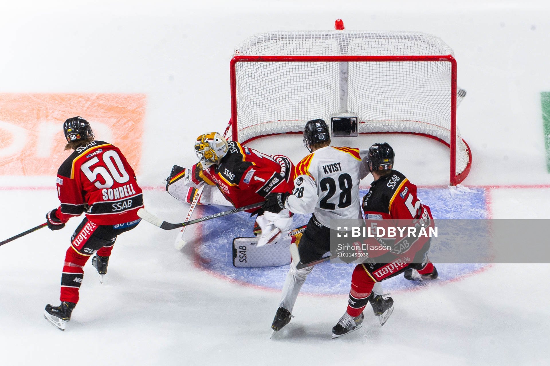 Brynäs Linus Ölund (ej i bild) sätter 1-0 bakom Luleås