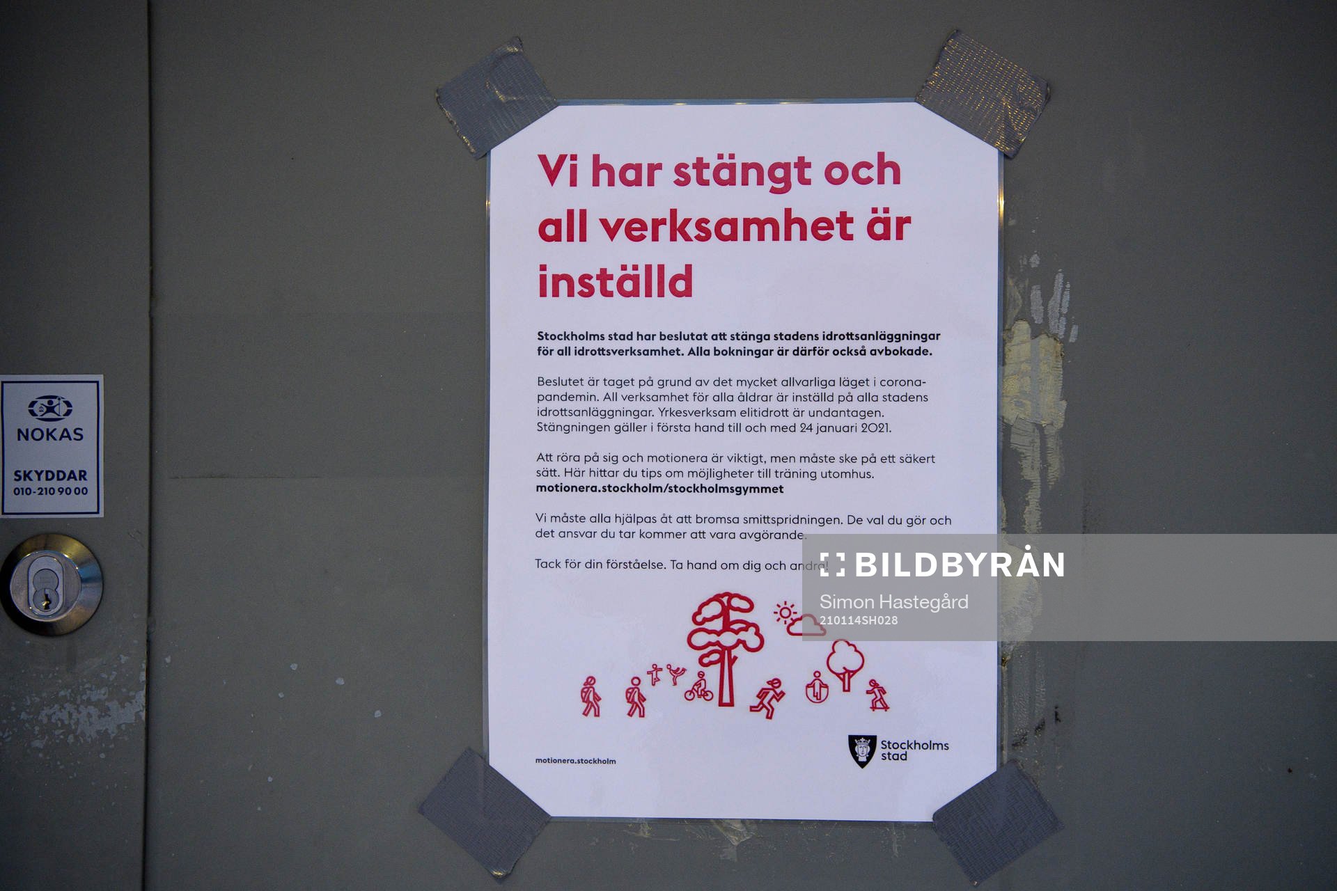 Skyltar om information gällande inställd verksamhet under en träning med Djurgården den 14 januari 2021 i Stockholm.