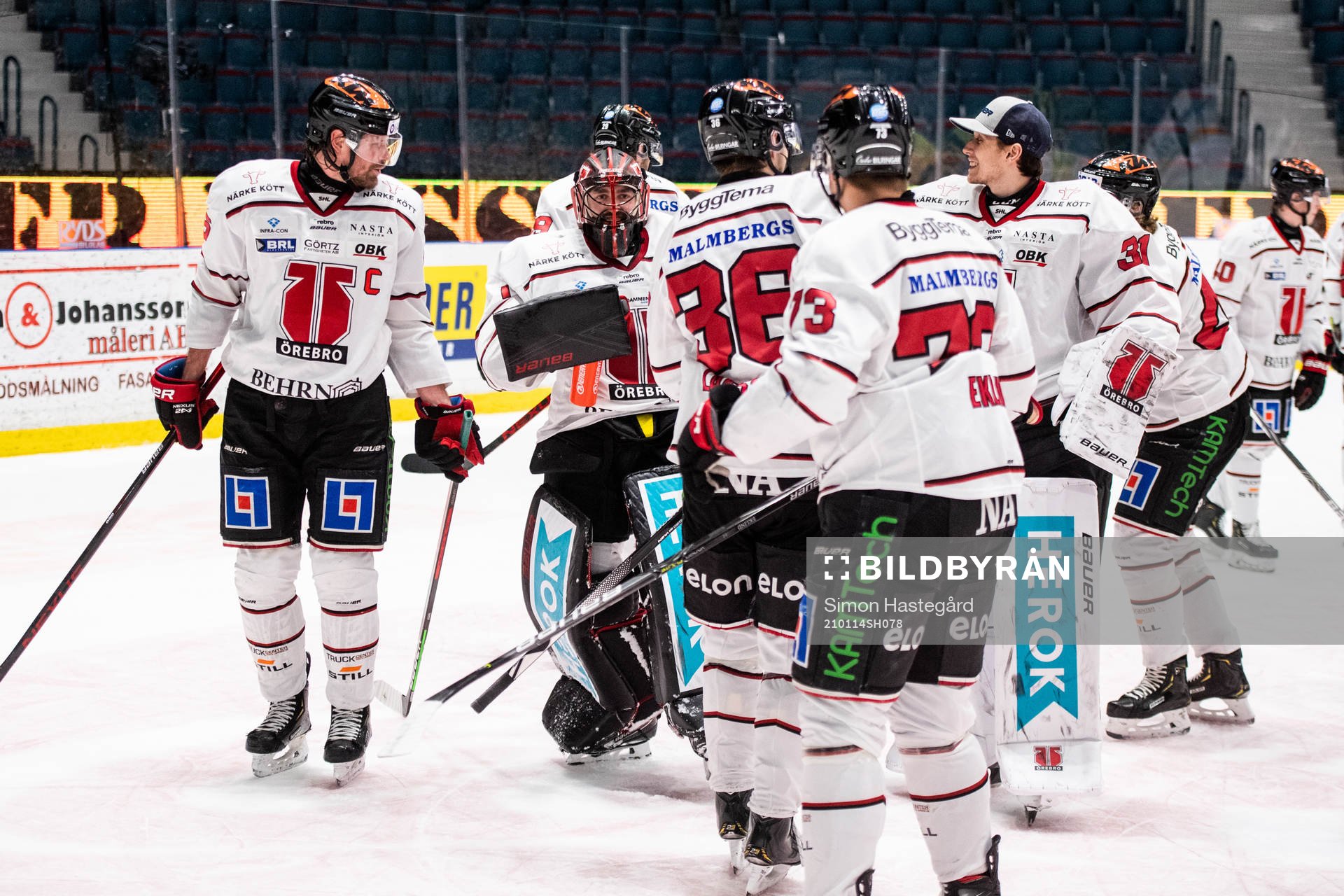 Örebros målvakt Jhonas Enroth jublar med lagkamrater
