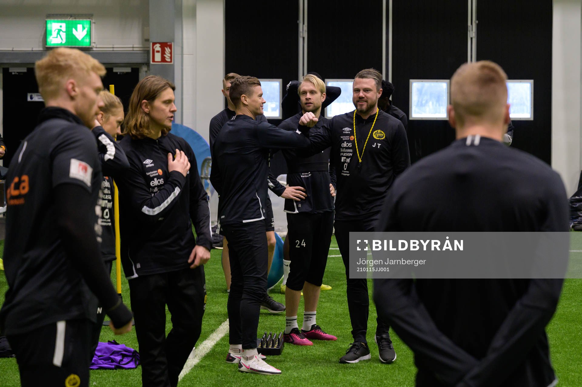 Manager Jimmy Thelin hälsar på spelarna